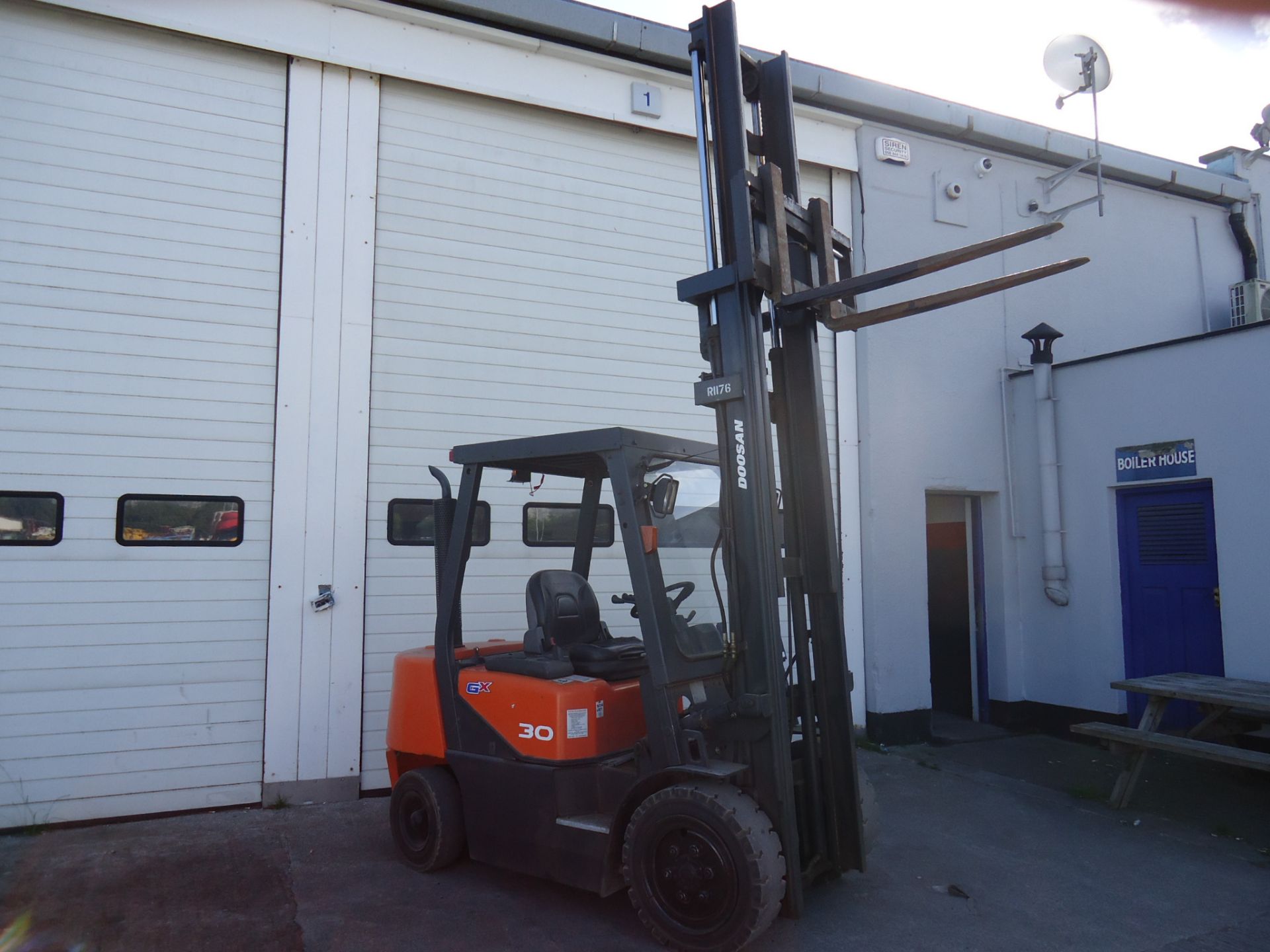 2011 Doosan D30 GX 3 Stage Diesel Forklift - Image 4 of 8