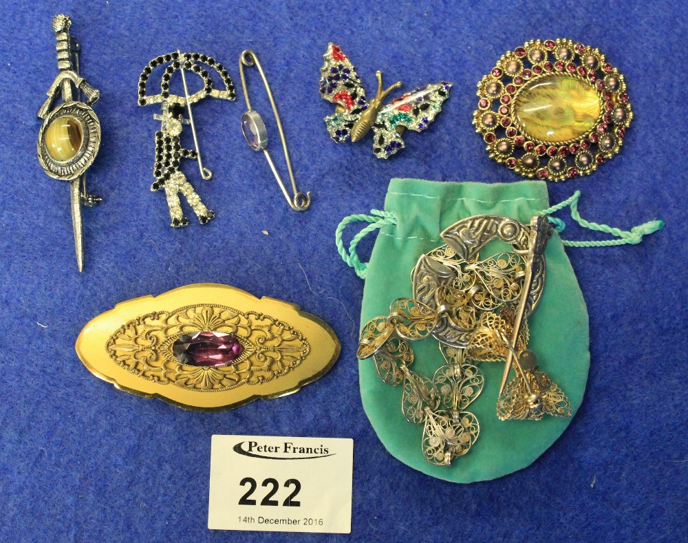 Bag of assorted vintage silver and other costume jewellery to include: scarf pin;