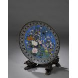 JAPON, ère Meiji. Plateau circulaire en émail cloisonné, décor polychrome d'oiseaux, chrysanthèmes