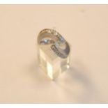 ANELLO IN ORO BIANCO E DIAMANTI montatura a contrariè , decorata in brillanti, al centro un