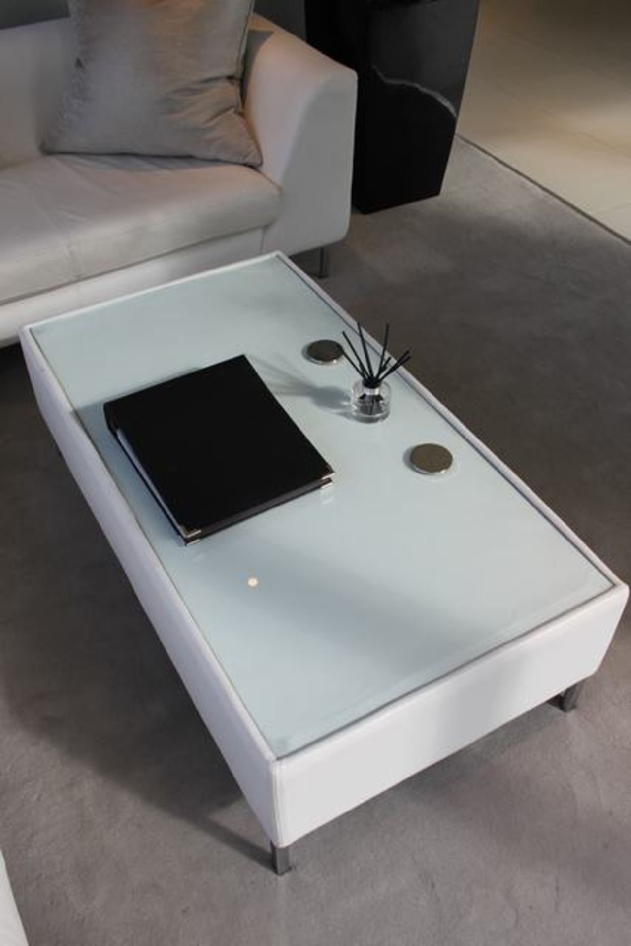 White bonded leather glass top coffee table chrome legs 1300mm x 720mm x 400mm - Image 2 of 2