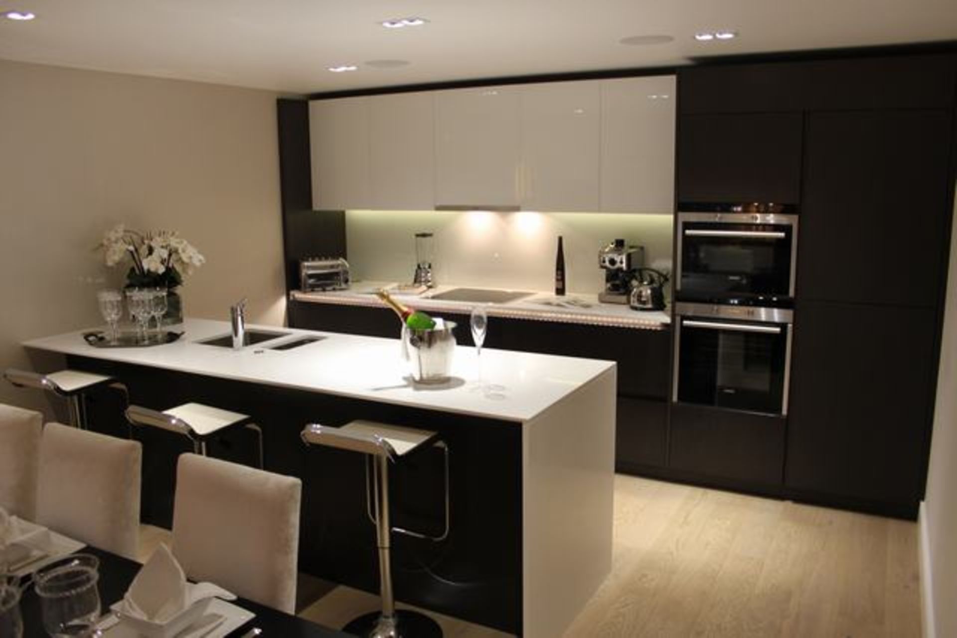 Complete Commodore kitchen comprising of 4 x wall mounted soft close cabinets, base unit with