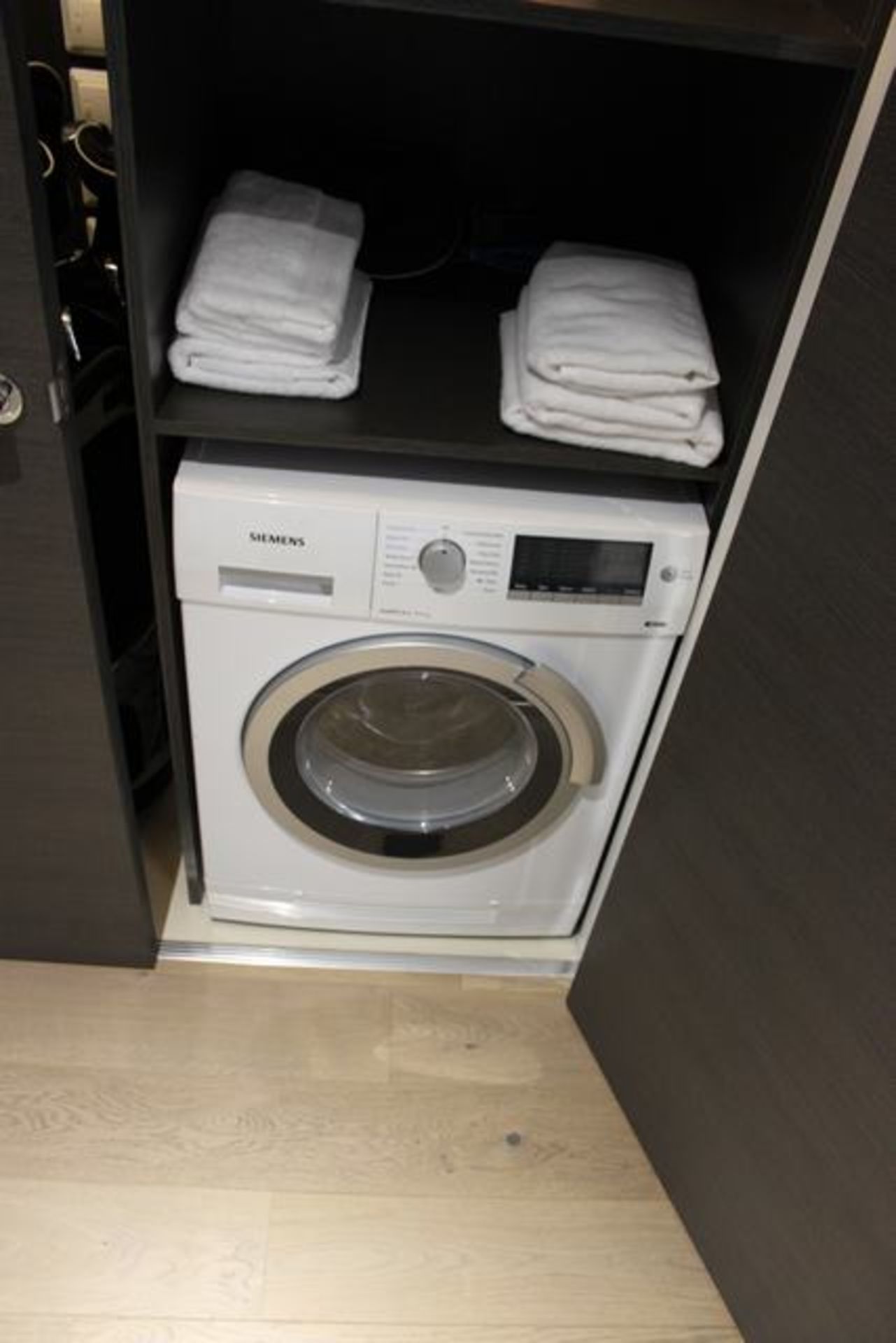 Siemens Vario IS500 washing machine drum size (kilograms) 8 type of loading front loading energy