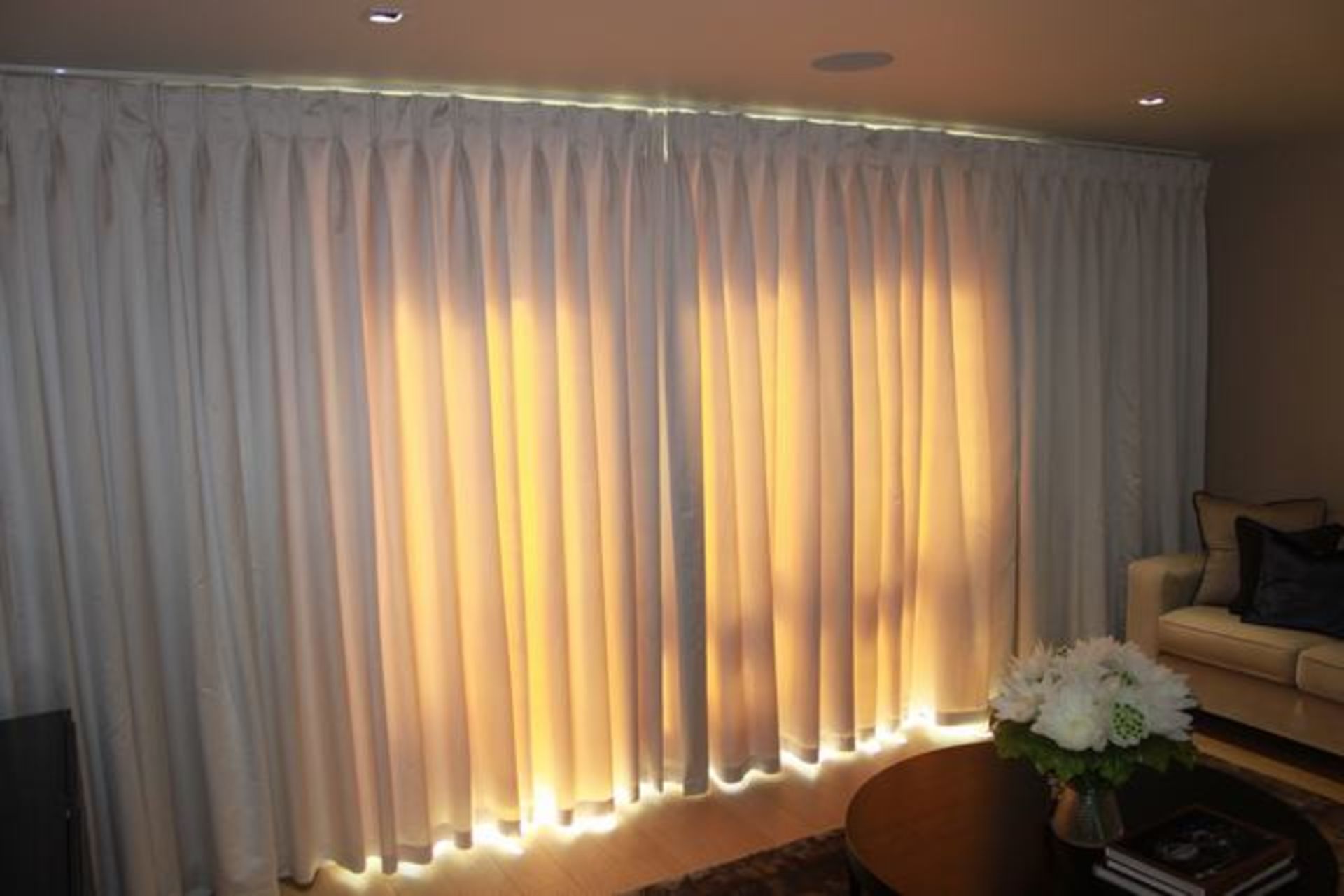 A pair of cream fully lined thermal curtains 5000mm x 2m - Image 2 of 2