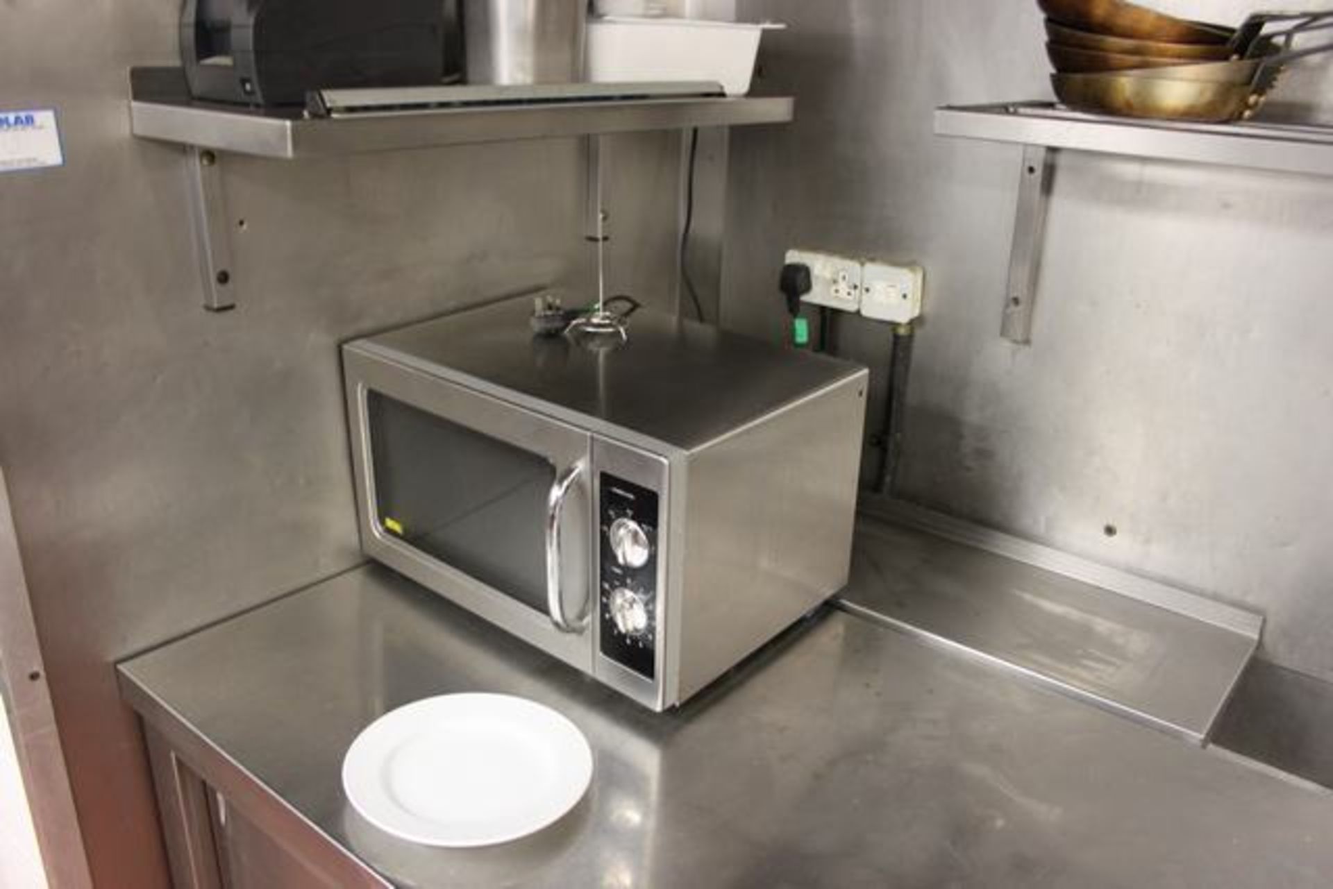 Buffalo CF358 1000W commercial microwave 29 litre capacity stainless steel construction 1600W. 230V.