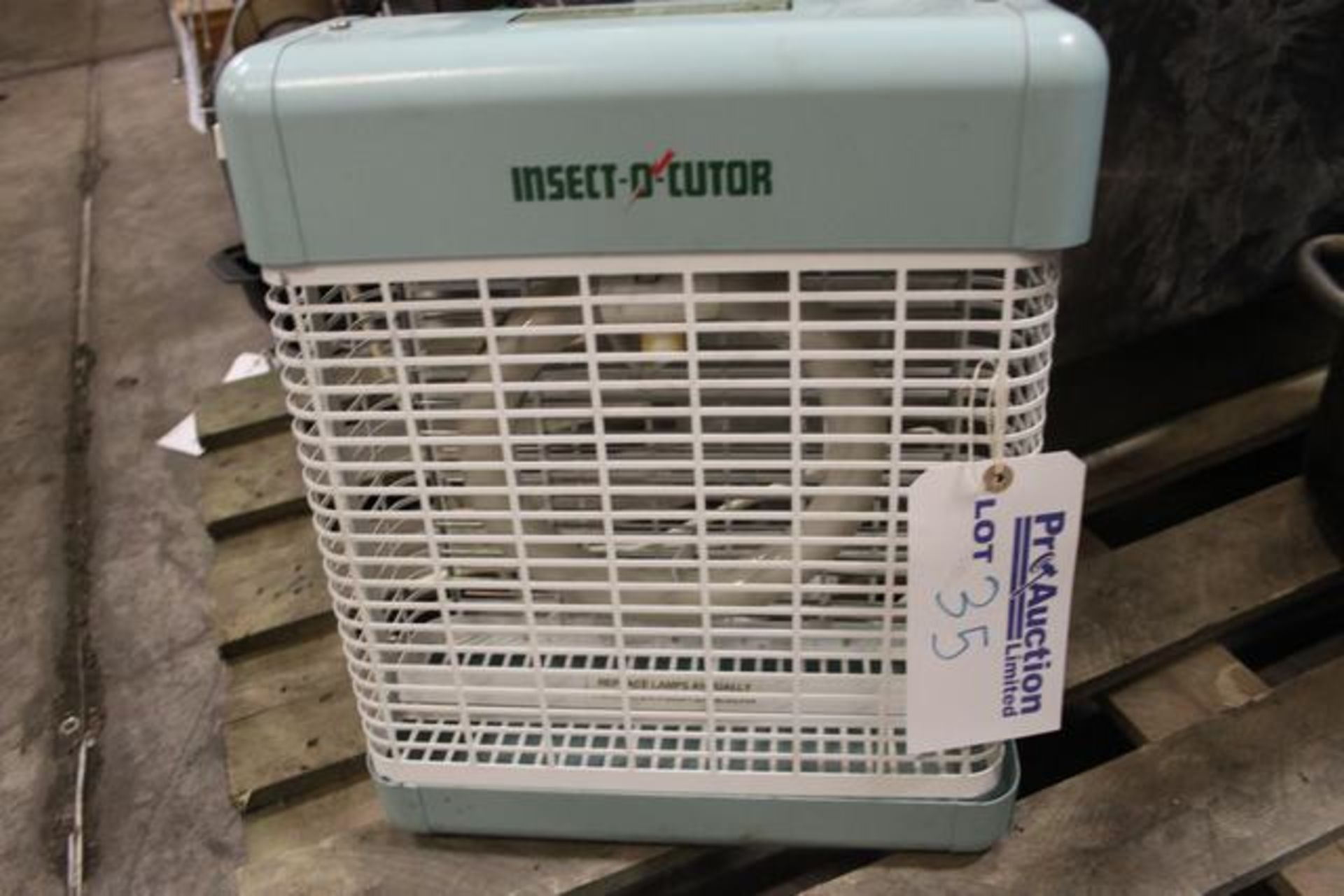 Insect-O-Cutor SE22 electric fly killer white 22watts covers 150 square metres