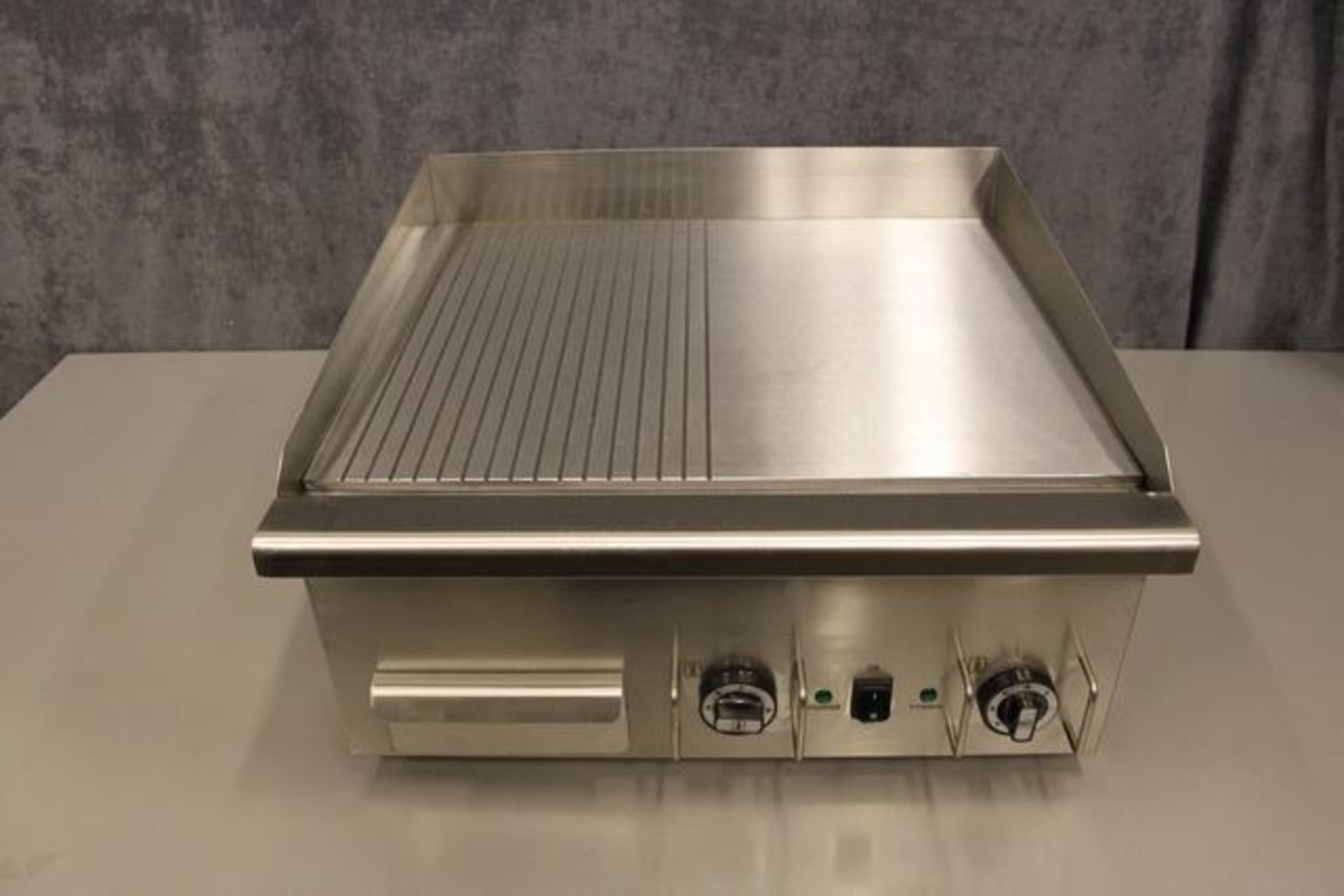 Electric griddle CE marked all stainless steel body polished plate part smooth part ribbed which