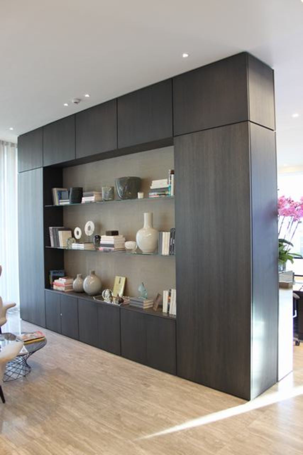 A contemporary designed joinery display unit comprising of a display case with three tier shelving - Image 2 of 3