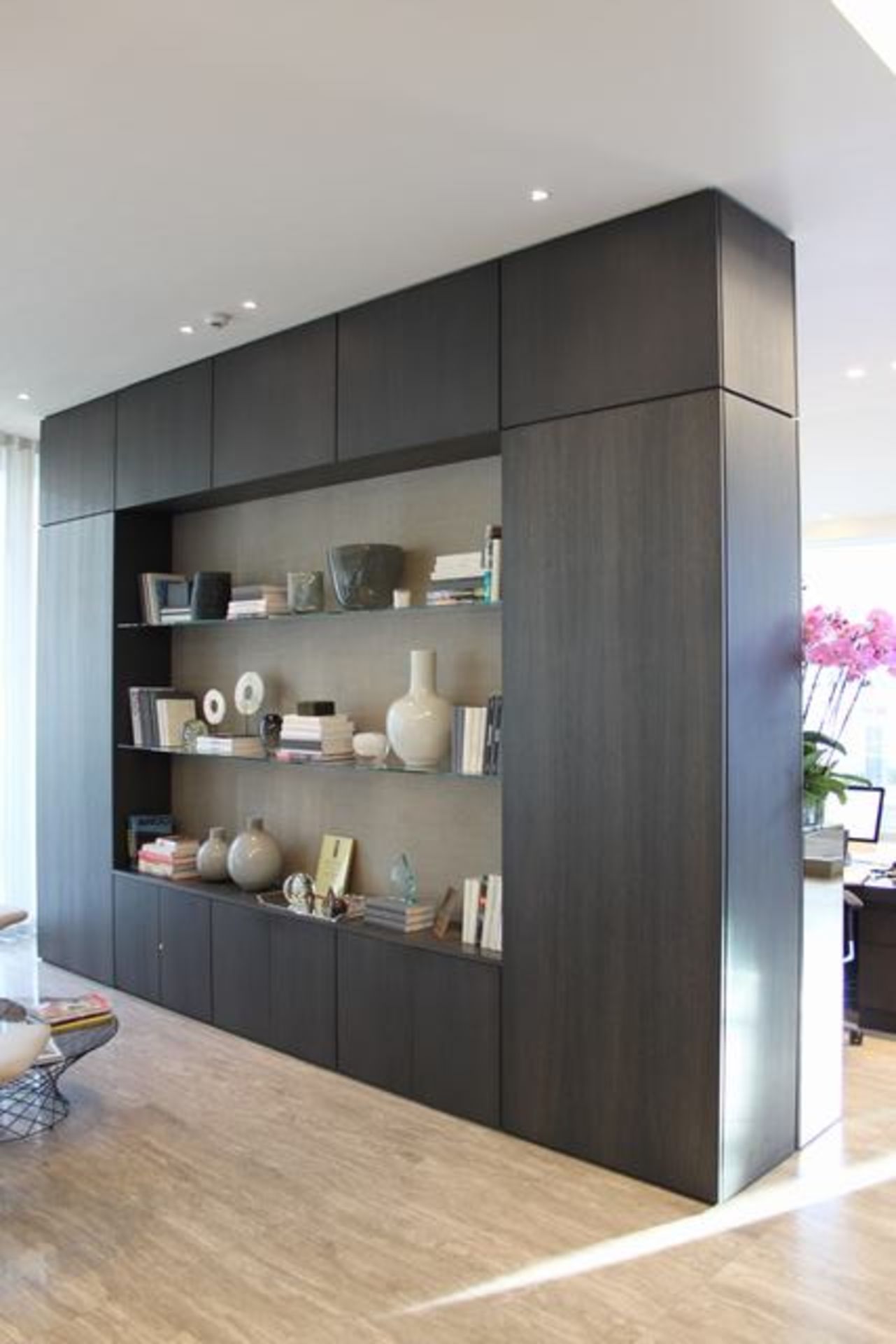 A contemporary designed joinery display unit comprising of a display case with three tier shelving - Image 3 of 3