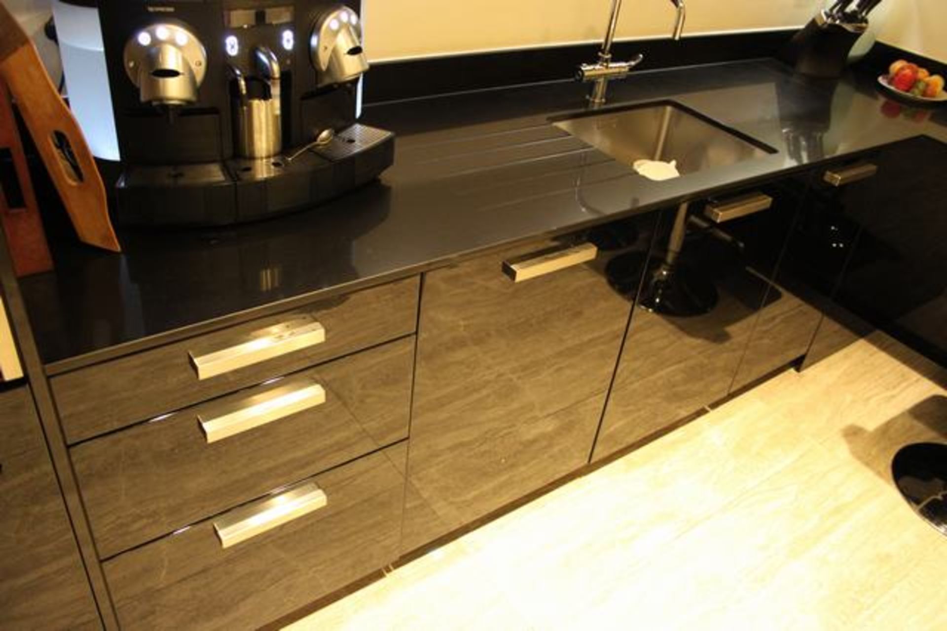 Snaidero Designer Italian kitchen the modern kitchen design that comprises base and wall cabinets - Image 4 of 7