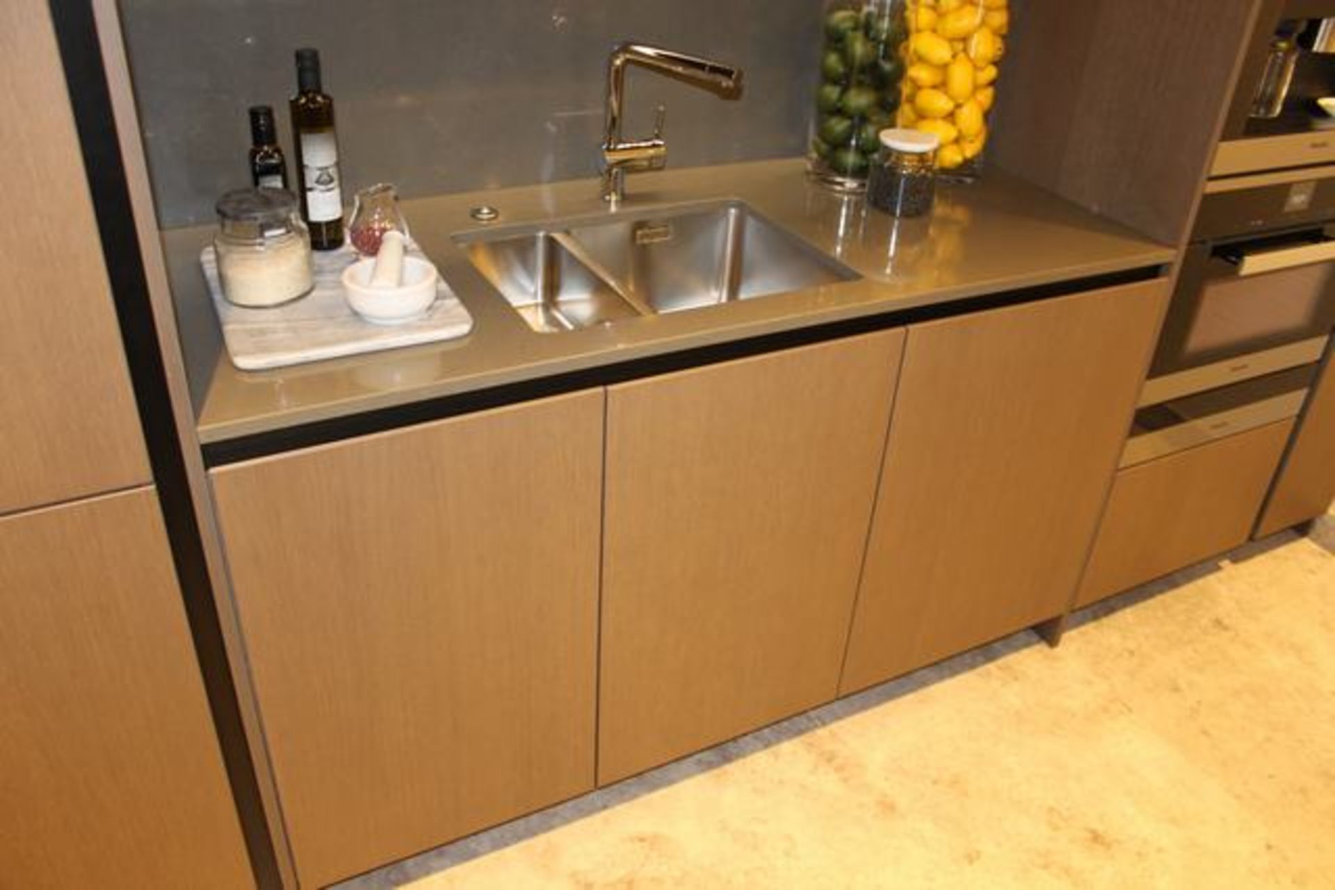 Snaidero Designer Italian kitchen the modern kitchen design that comprises base and wall cabinets - Image 7 of 11