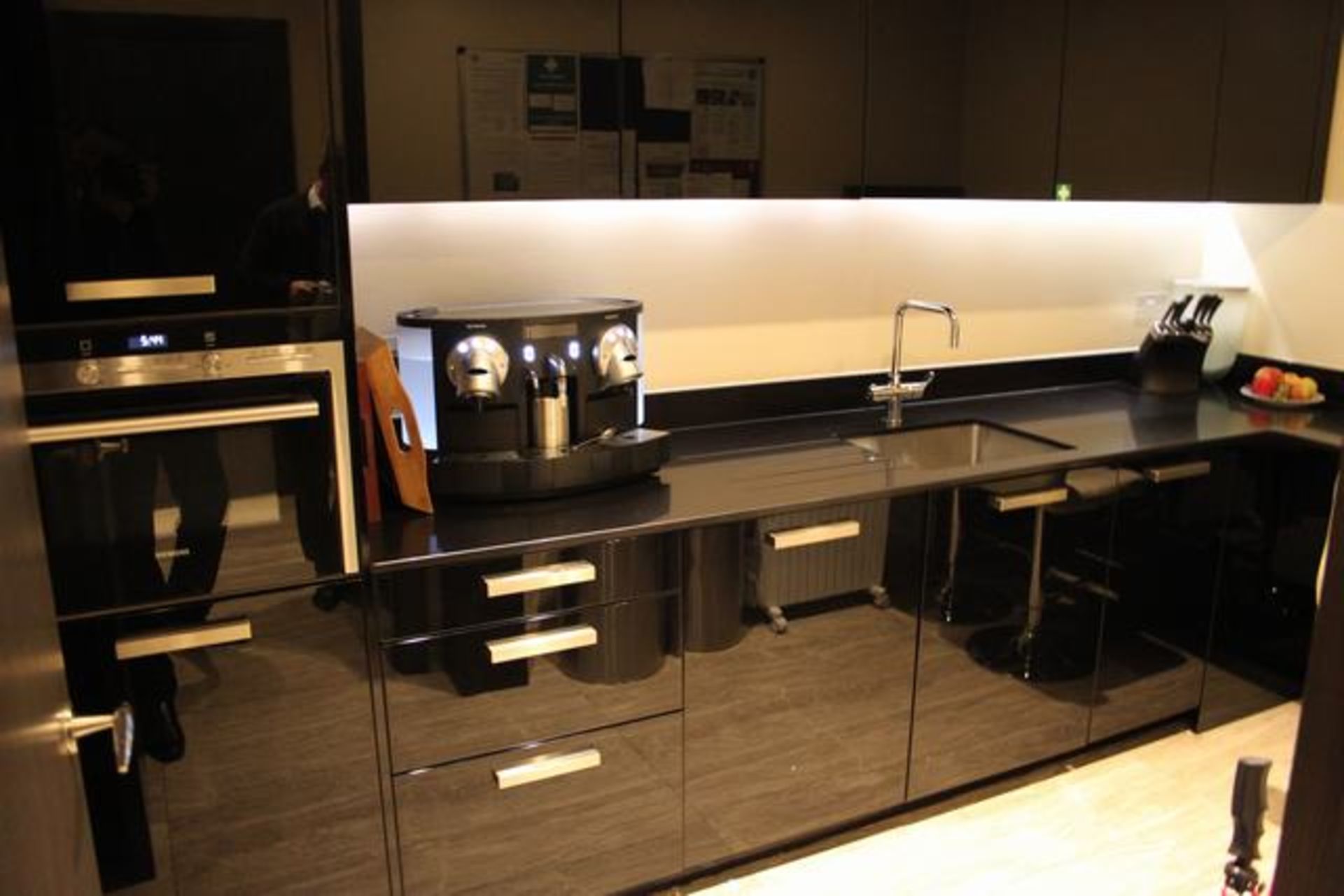 Snaidero Designer Italian kitchen the modern kitchen design that comprises base and wall cabinets - Image 2 of 7