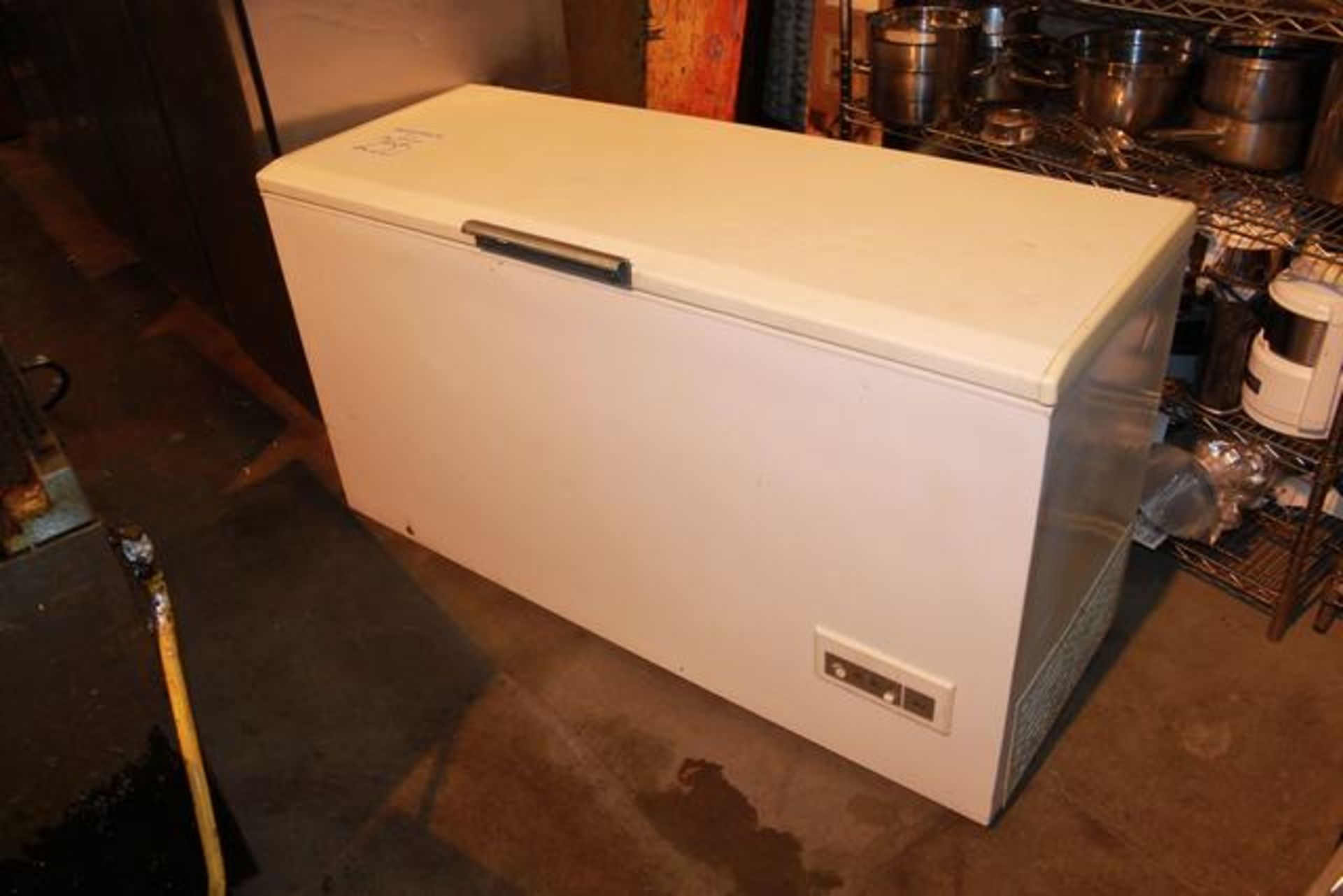 Whirlpool MCN17-8 1600mm chest freezer 492 litre/17 cu ft capacity