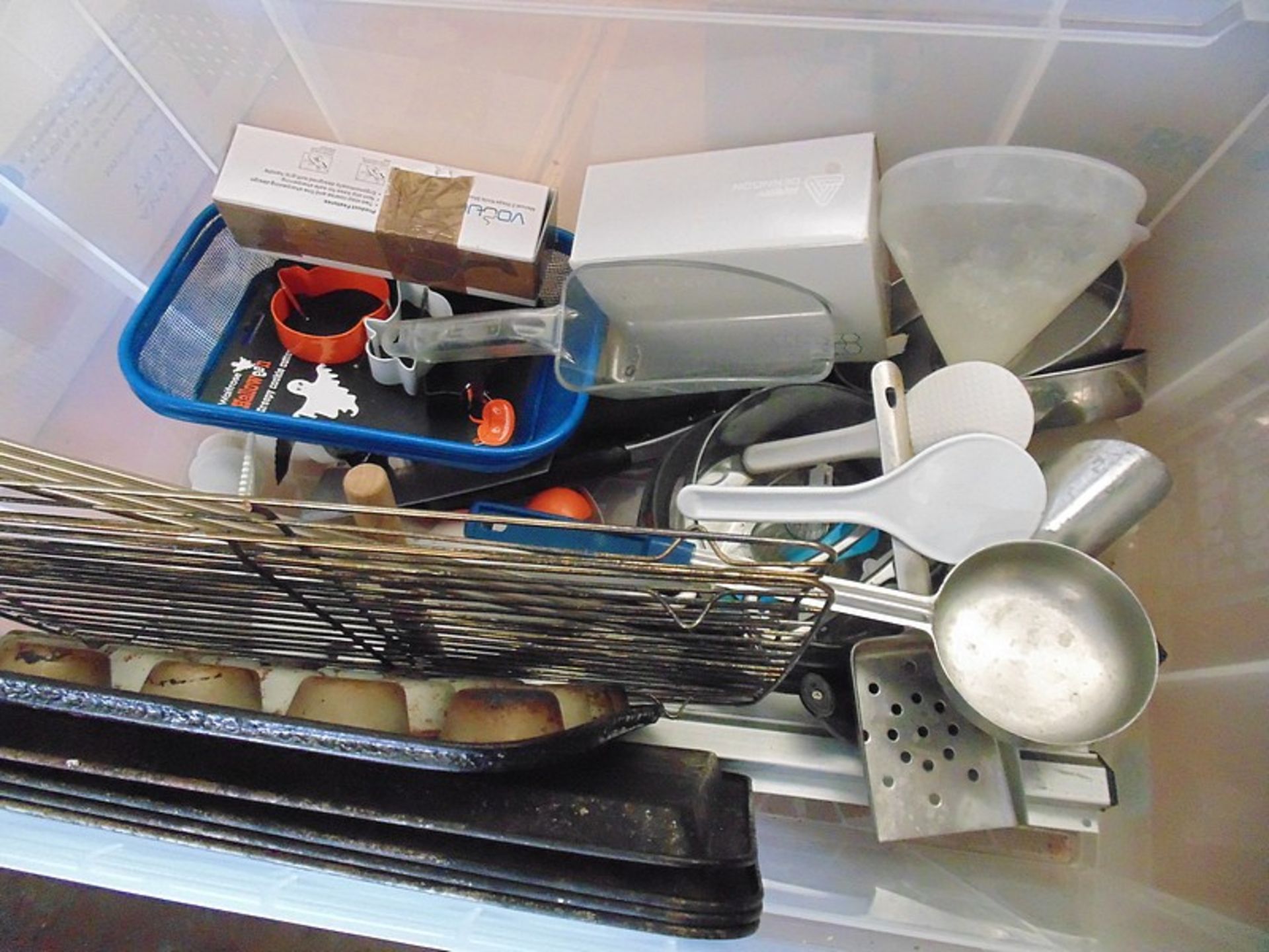 Job lot comprising pasta noodle baskets. Measuring jugs, paddle mixer, 2 x magnetic knife racks, tab - Image 2 of 2