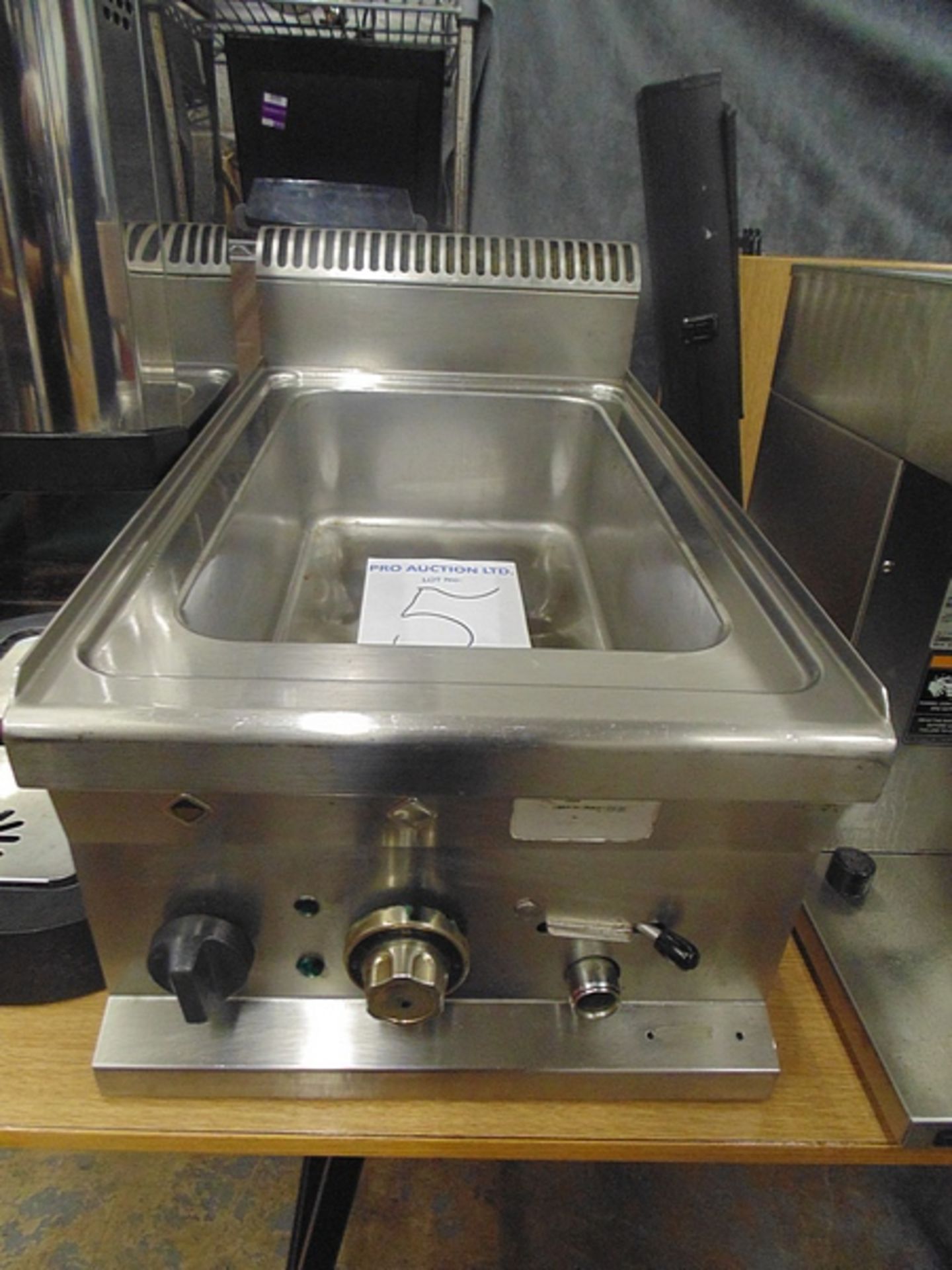 Hobart HEBM47 electric single well 1/1 GN Bain Marie - 230/50/1. 400mm x 700mm x 270/420mm