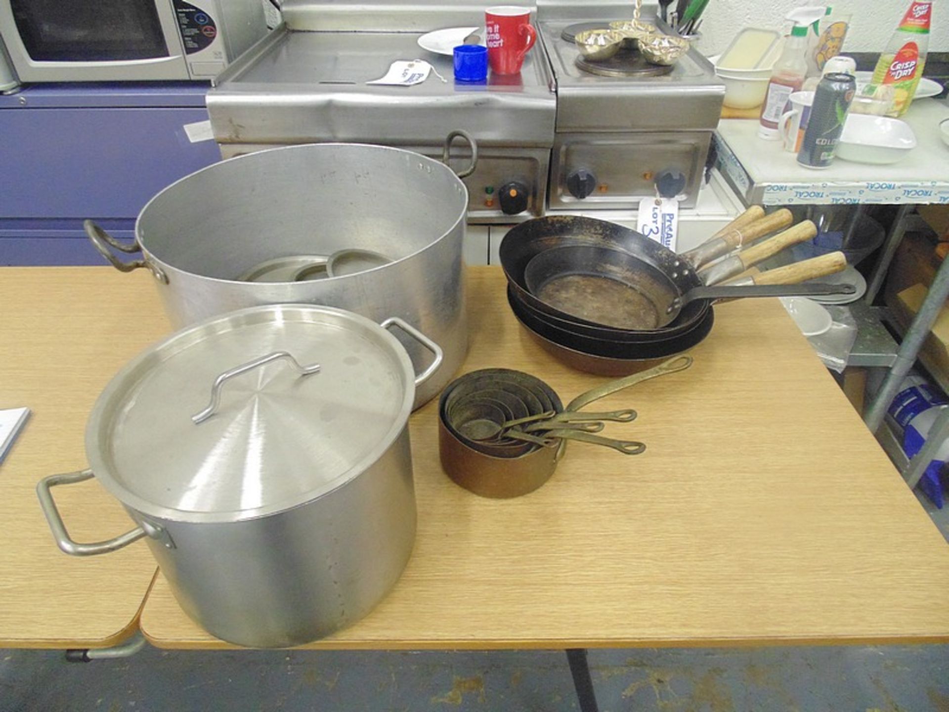 Job lot comprising 45cm aluminium stock pot, 30cm stock pot, stock pot lids, 4 x WOK pans, frying