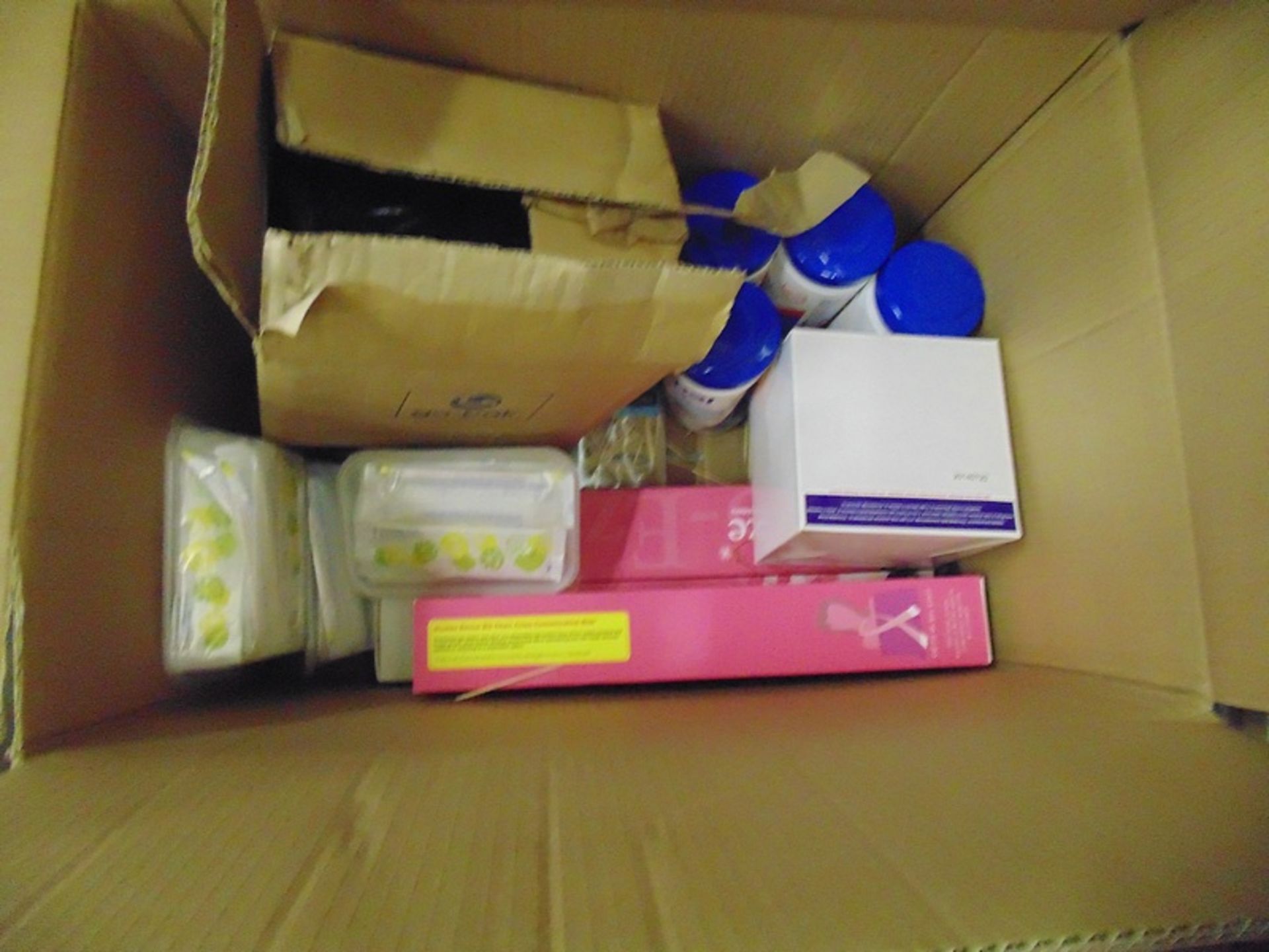 Job lot comprising of probe wipes, refreshing hand towels, disposable bib holders and plastic - Image 2 of 2