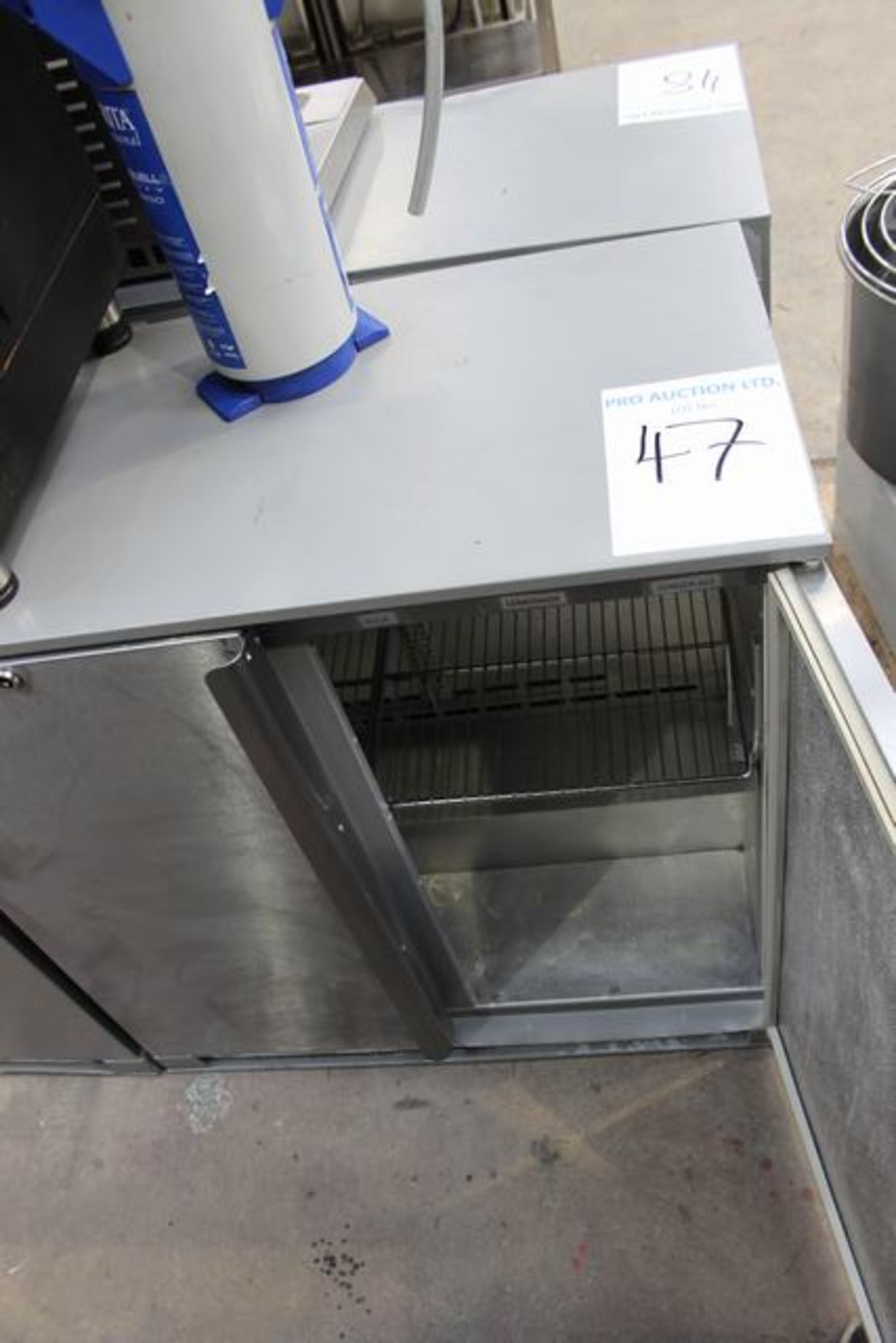 Osborne 2500 stainless steel solid door back bar cooler 220 litre capacity temperature range 2 / 8°C - Image 2 of 2