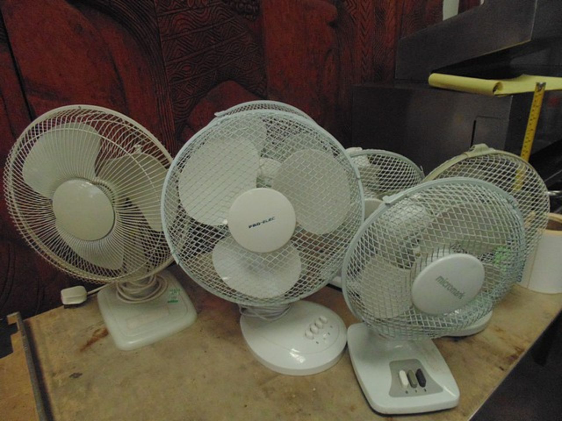 6 x desk fans white 3 speed settings oscillation & tilt functions power 3 x 33W and 3 x 30W safety