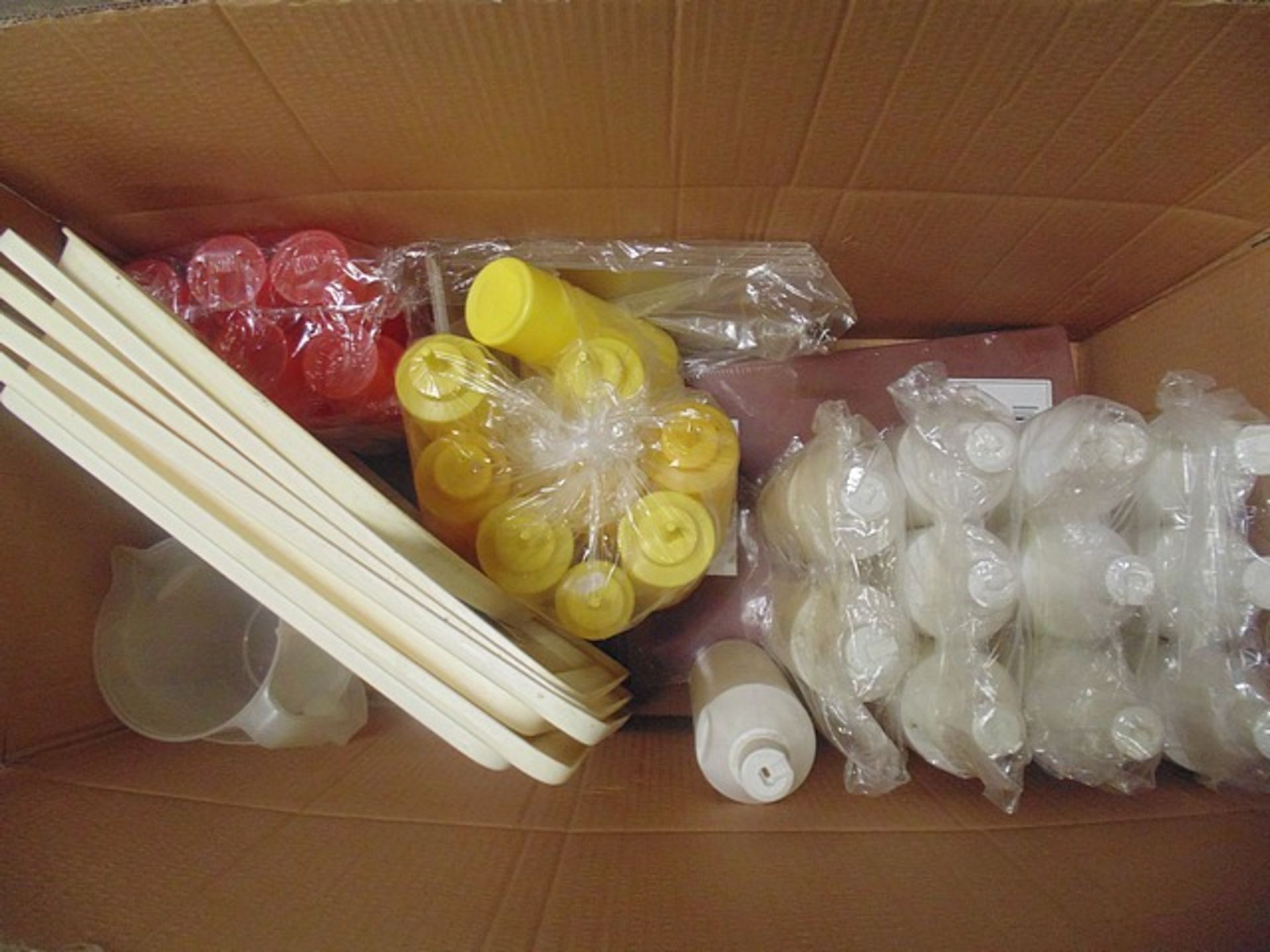 Job lot comprising brand new of 4 x 24oz squeeze bottles red, 8 x 24oz squeeze bottles yellow, 2 x - Image 2 of 2