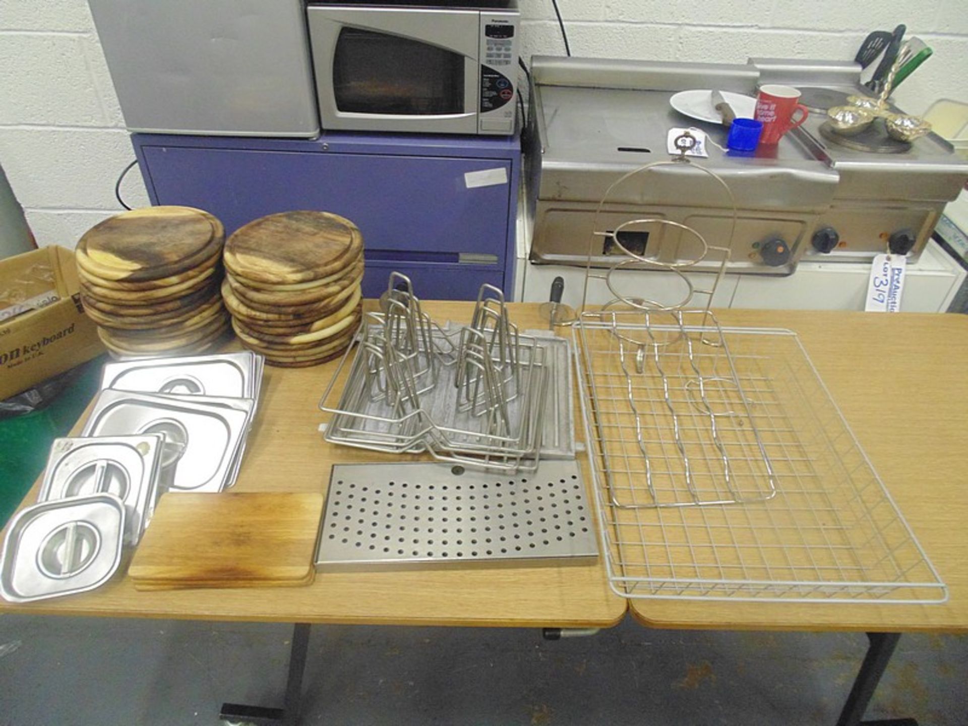 Job lot comprising of stainless GN pan lids, wood round platters/pizza plates, poultry stands,