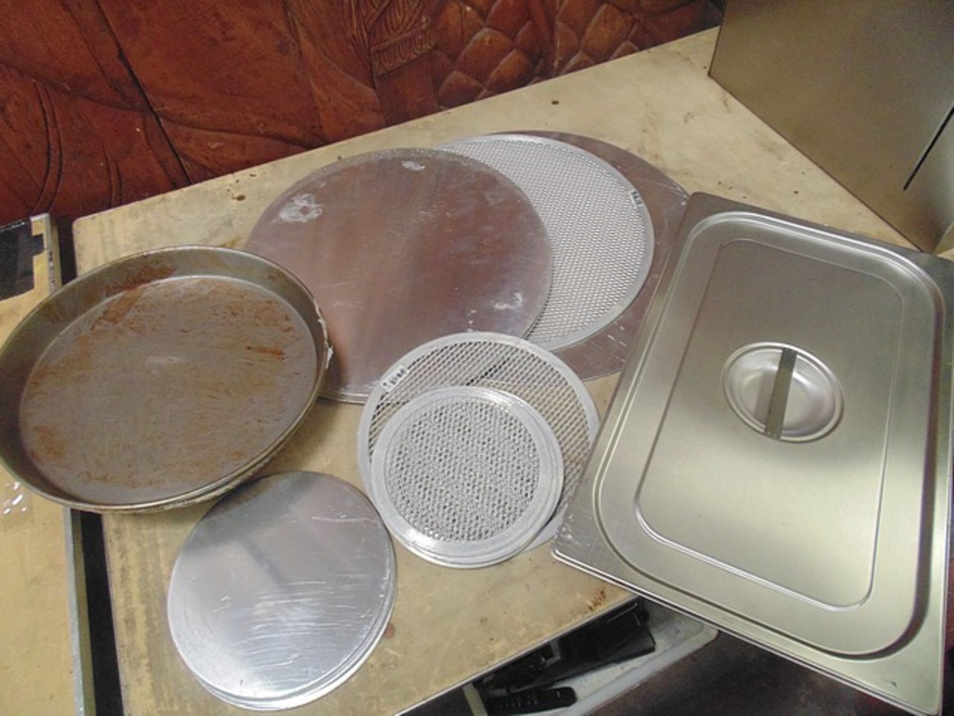 Job lot comprising of brand new 4 x GN1/1 gastro pan lids, 27 x pizza separators 6 x 14” black