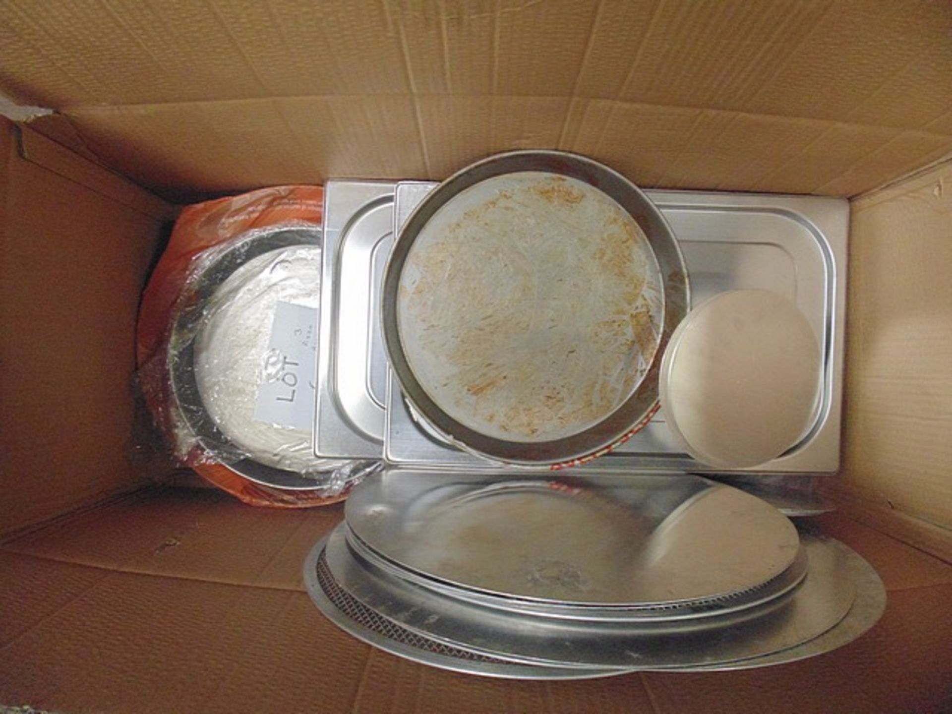 Job lot comprising of brand new 4 x GN1/1 gastro pan lids, 27 x pizza separators 6 x 14” black - Image 2 of 2