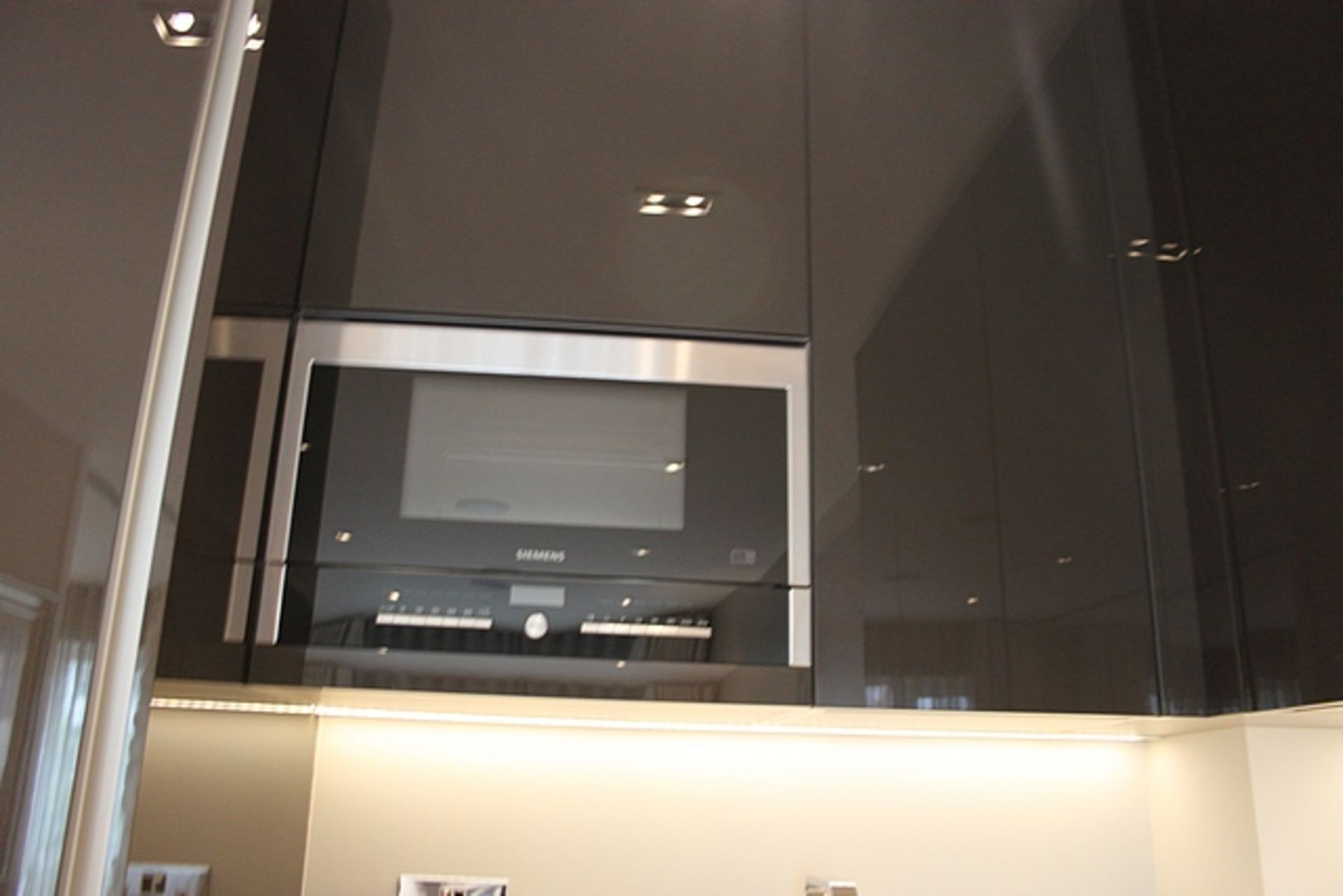 Complete U shaped kitchen with base and wall cabinets complete with Siemens integral appliances of - Image 5 of 13