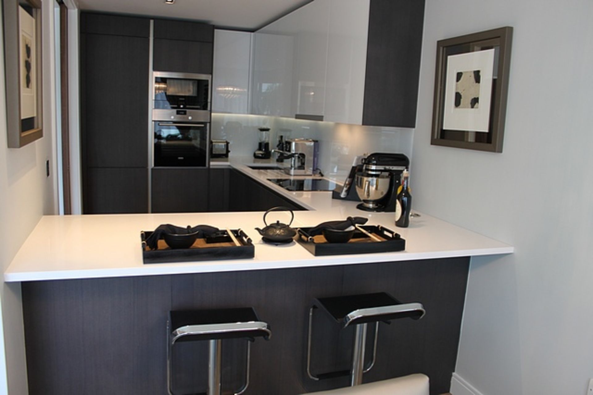 Complete U shaped kitchen with base and wall cabinets complete with Siemens integral appliances of - Image 2 of 15