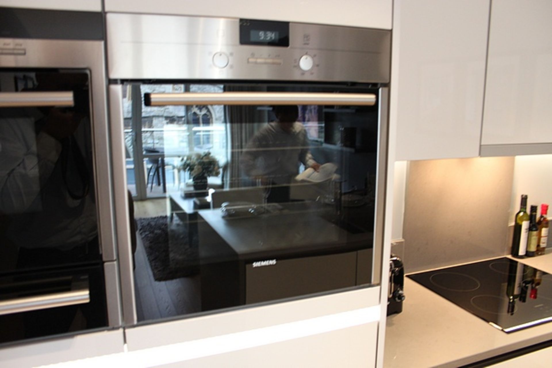 Complete L shaped kitchen with base and wall cabinets complete with Siemens integral appliances of - Image 6 of 19