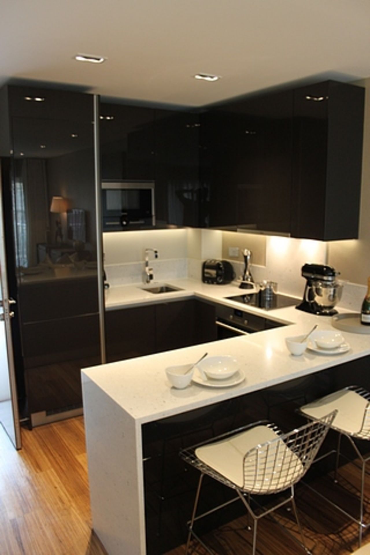 Complete U shaped kitchen with base and wall cabinets complete with Siemens integral appliances of