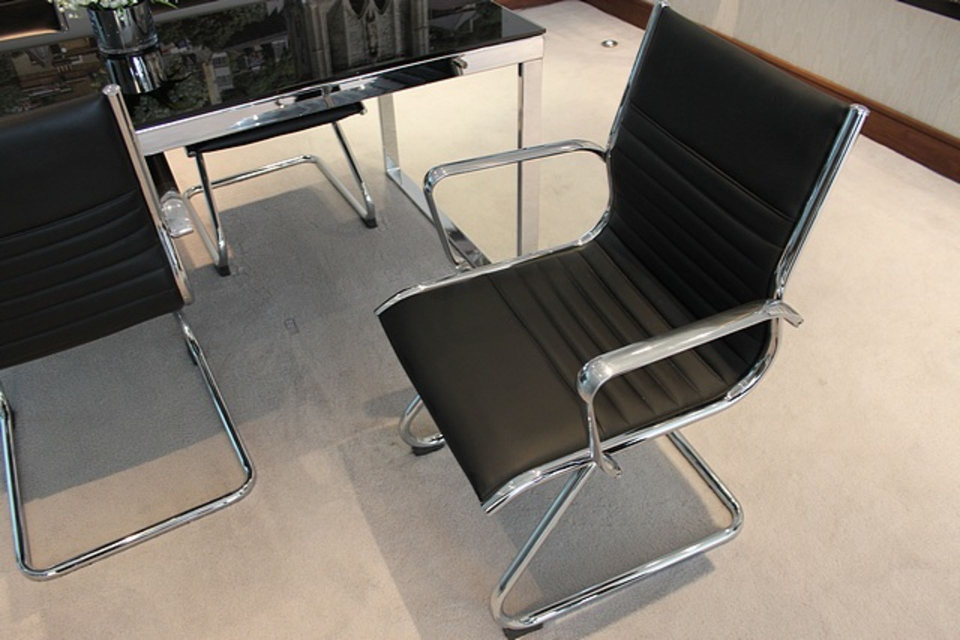 Dynamic Seating Ritz cantilever chrome frame leather chairs 485mm x 580mm x 890mm - Image 2 of 2