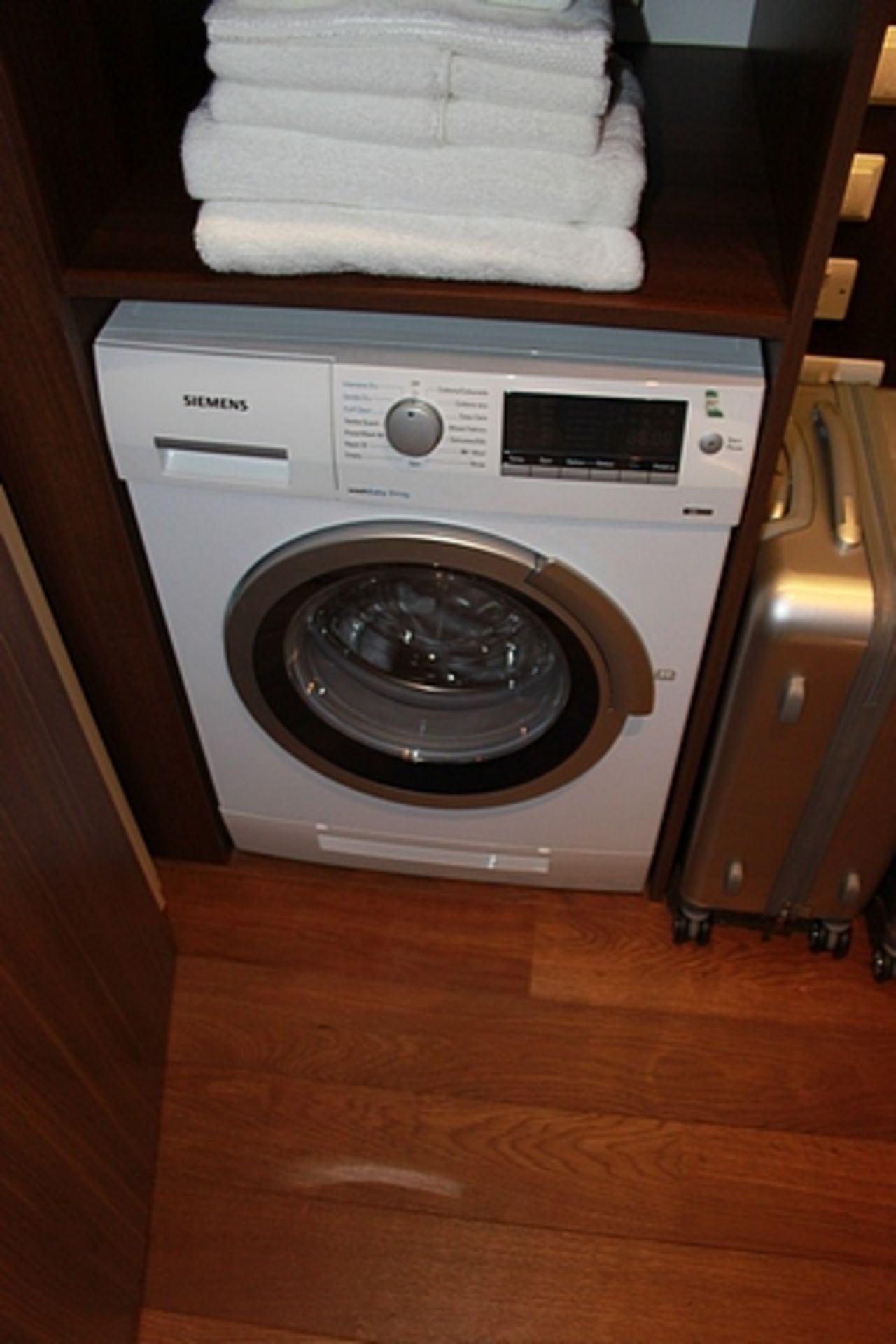 Siemens IQ-500 WD14H421GB 7Kg / 4kg washer dryer with 1400 rpm white 715mmx 675mm x 890mm - Image 2 of 2