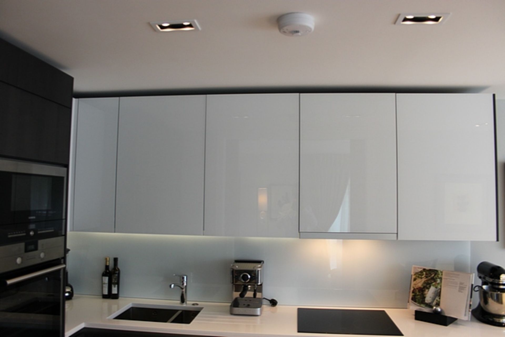 Complete U shaped kitchen with base and wall cabinets complete with Siemens integral appliances of - Image 5 of 15