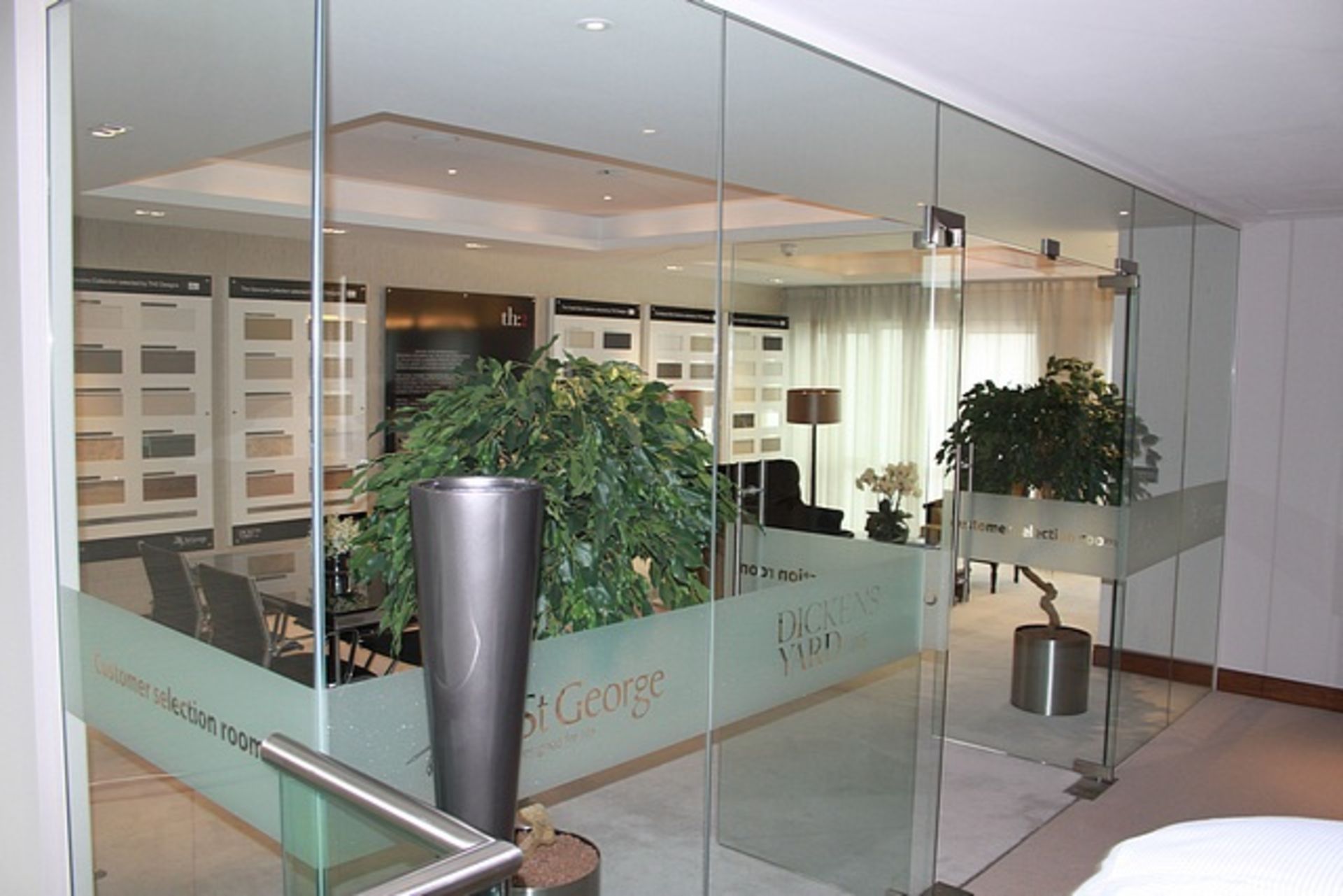 Glass partition with two hinged doors (doors 840mm x 2100mm each) overall approximately 6m x 2.5m - Image 2 of 3