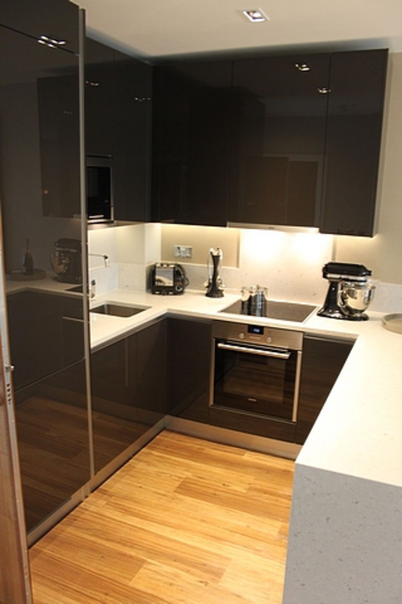 Complete U shaped kitchen with base and wall cabinets complete with Siemens integral appliances of - Image 13 of 13