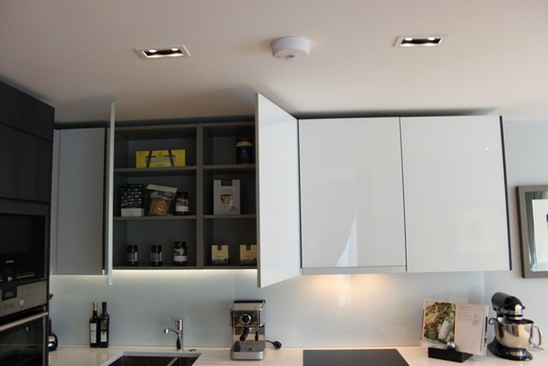 Complete U shaped kitchen with base and wall cabinets complete with Siemens integral appliances of - Image 13 of 15