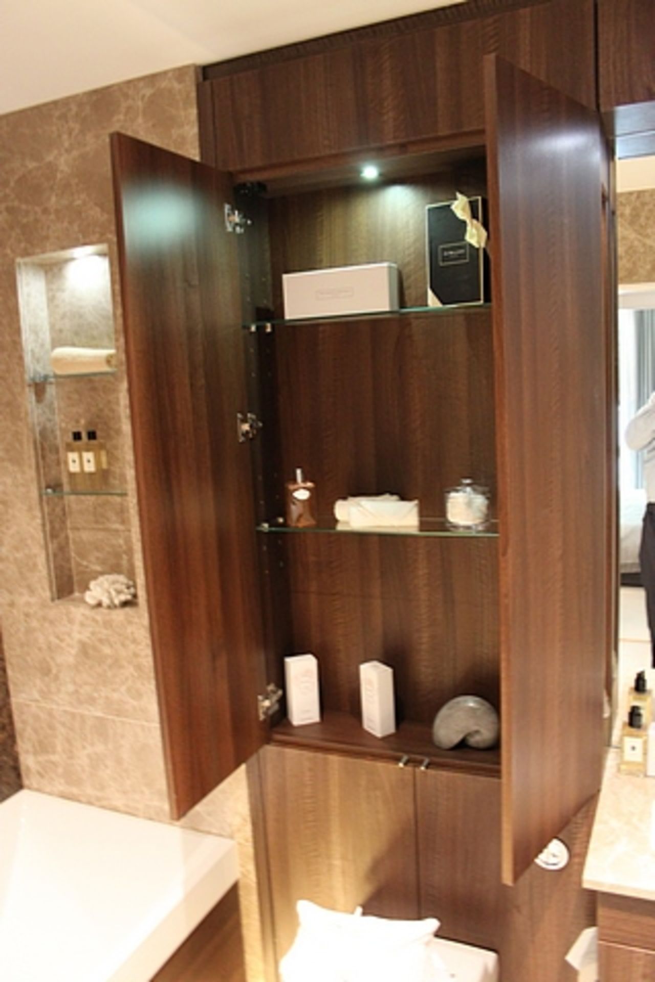 A Villeroy & Boch bathroom suite comprising of stone basin and vanity, WC pan, bath and fittings - Image 5 of 5