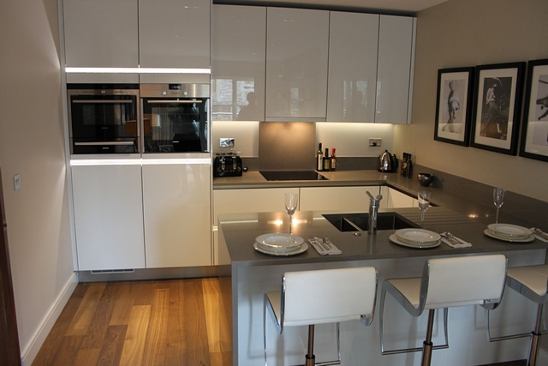 Complete L shaped kitchen with base and wall cabinets complete with Siemens integral appliances of - Image 2 of 19