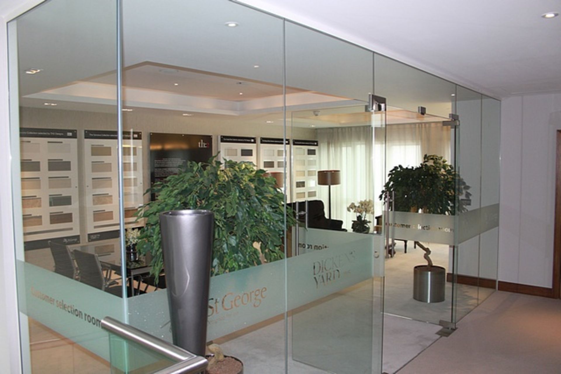 Glass partition with two hinged doors (doors 840mm x 2100mm each) overall approximately 6m x 2.5m - Image 3 of 3