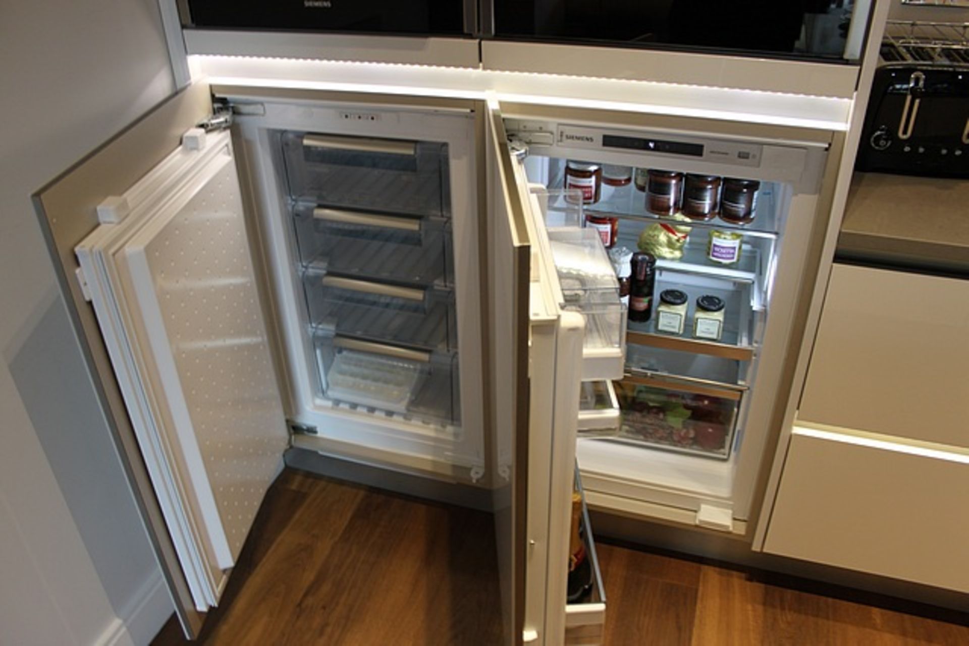 Complete L shaped kitchen with base and wall cabinets complete with Siemens integral appliances of - Image 8 of 19