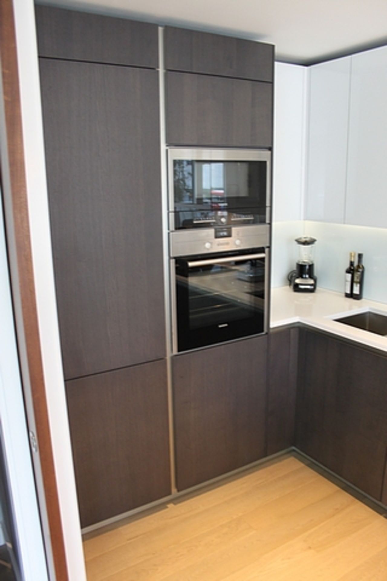 Complete U shaped kitchen with base and wall cabinets complete with Siemens integral appliances of - Image 3 of 15