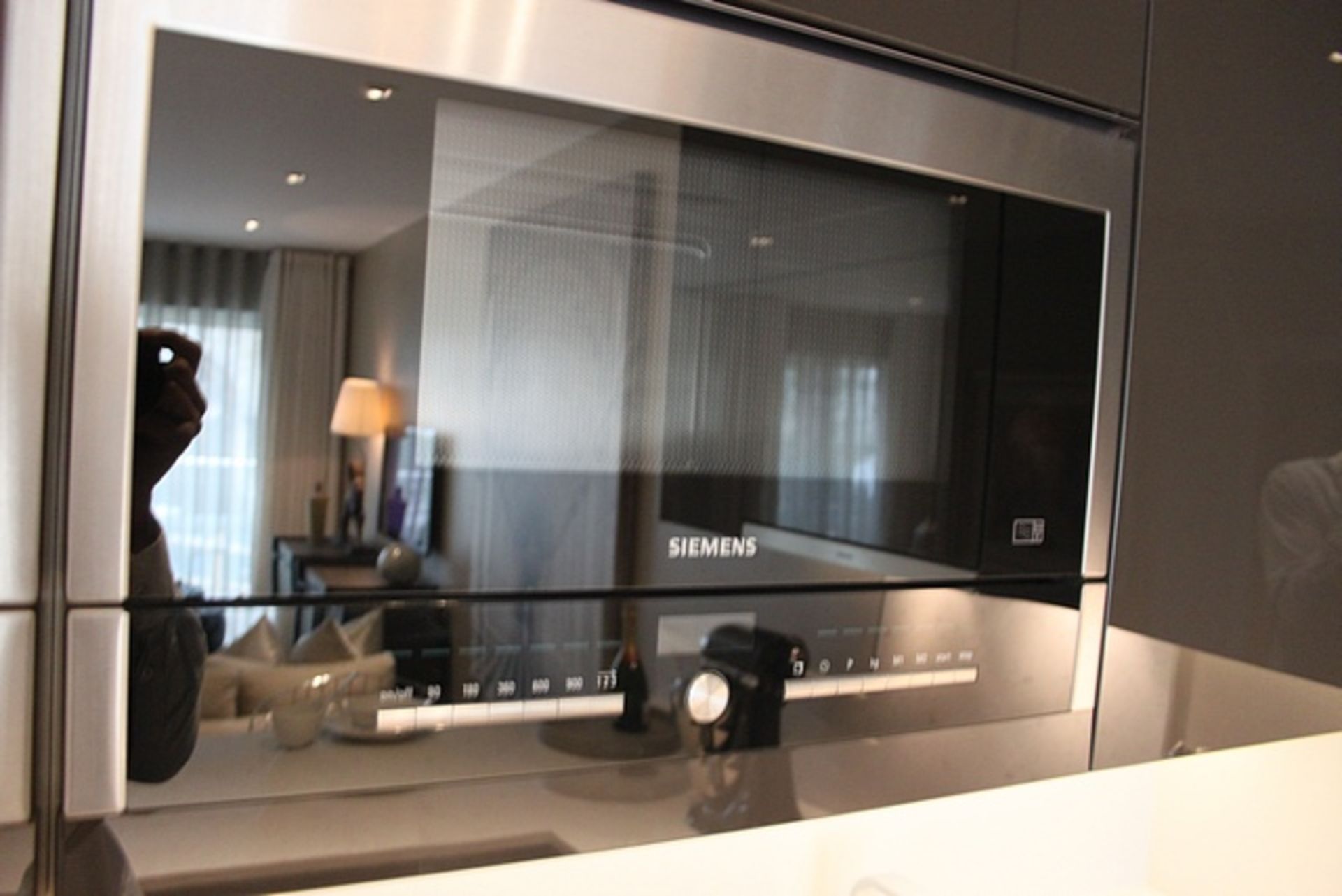 Complete U shaped kitchen with base and wall cabinets complete with Siemens integral appliances of - Image 4 of 13