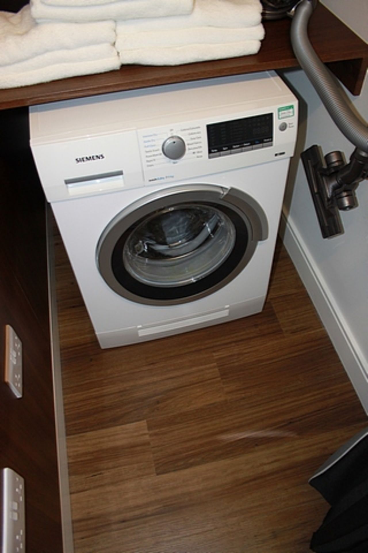 Siemens IQ-500 WD14H421GB 7Kg / 4kg washer dryer with 1400 rpm white 715mmx 675mm x 890mm