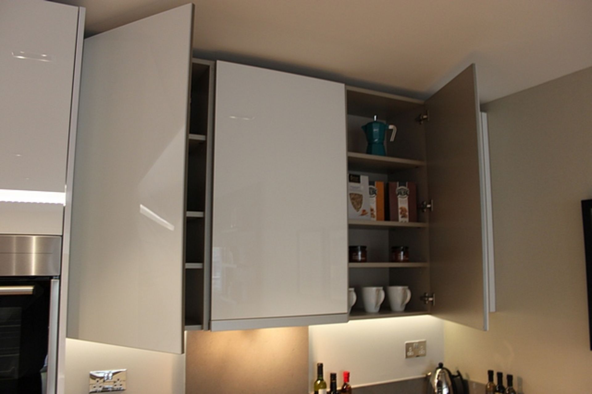 Complete L shaped kitchen with base and wall cabinets complete with Siemens integral appliances of - Image 11 of 19