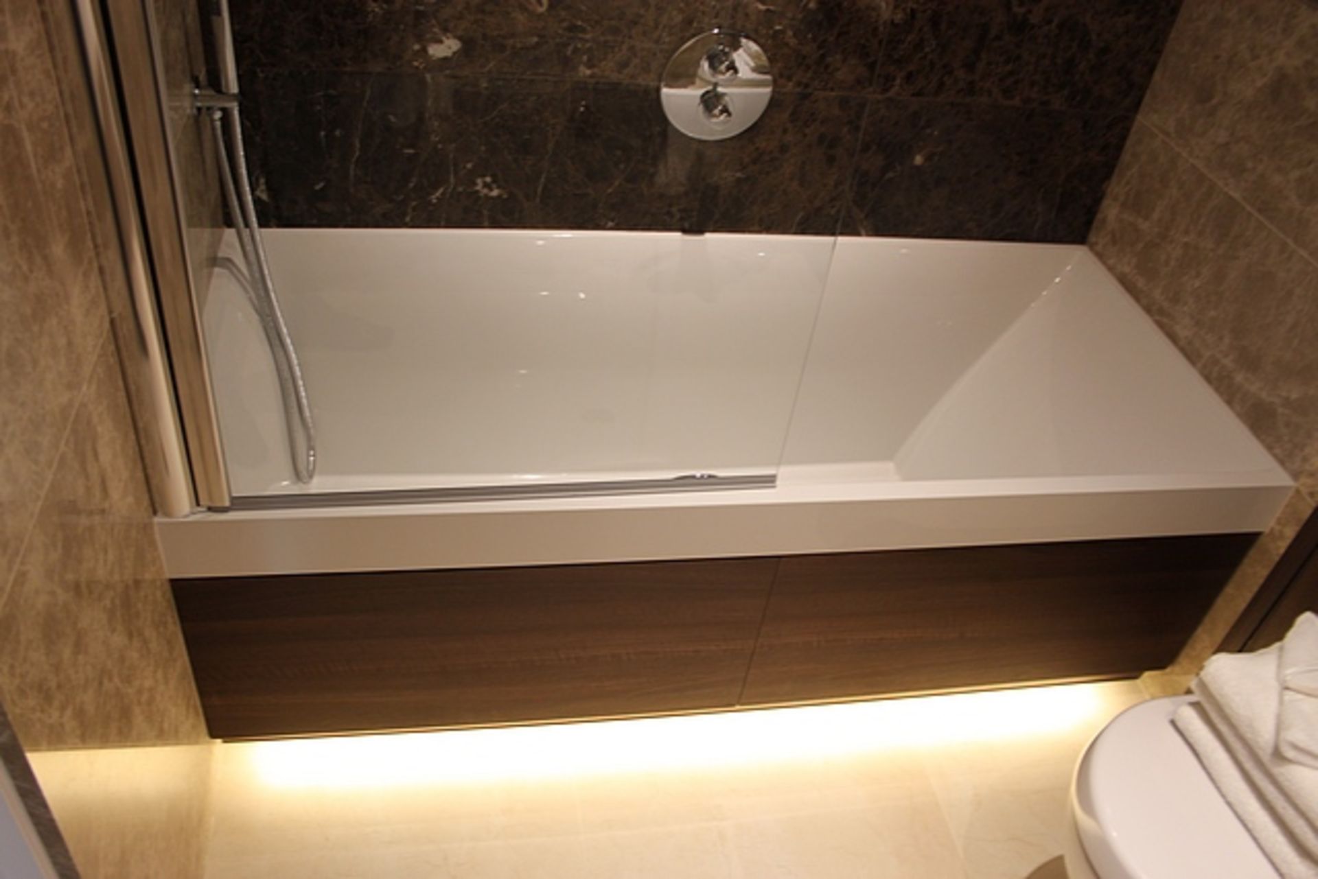 A Villeroy & Boch bathroom suite comprising of stone basin and vanity, WC pan, bath and fittings - Image 3 of 5