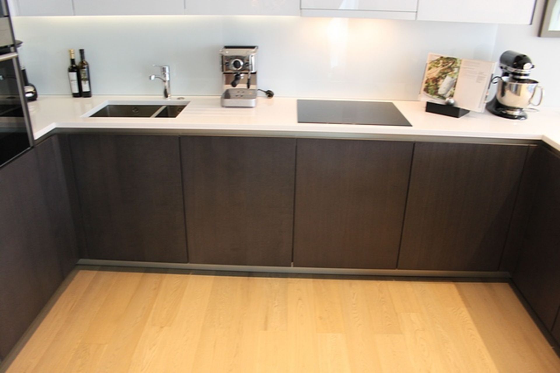 Complete U shaped kitchen with base and wall cabinets complete with Siemens integral appliances of - Image 4 of 15