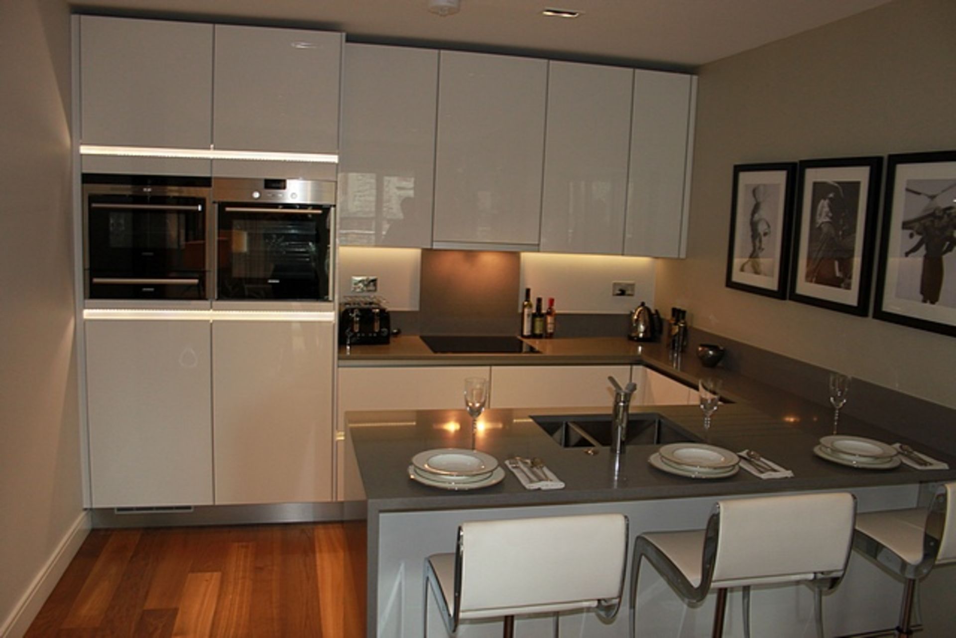 Complete L shaped kitchen with base and wall cabinets complete with Siemens integral appliances of