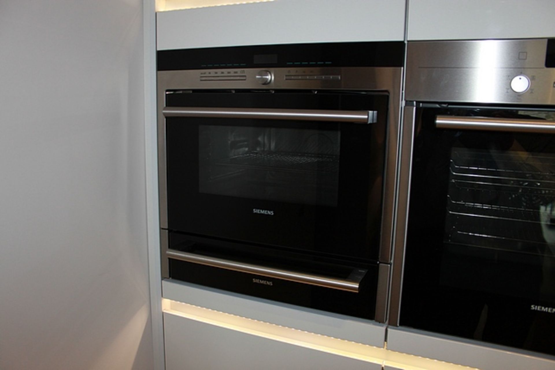 Complete L shaped kitchen with base and wall cabinets complete with Siemens integral appliances of - Image 4 of 19