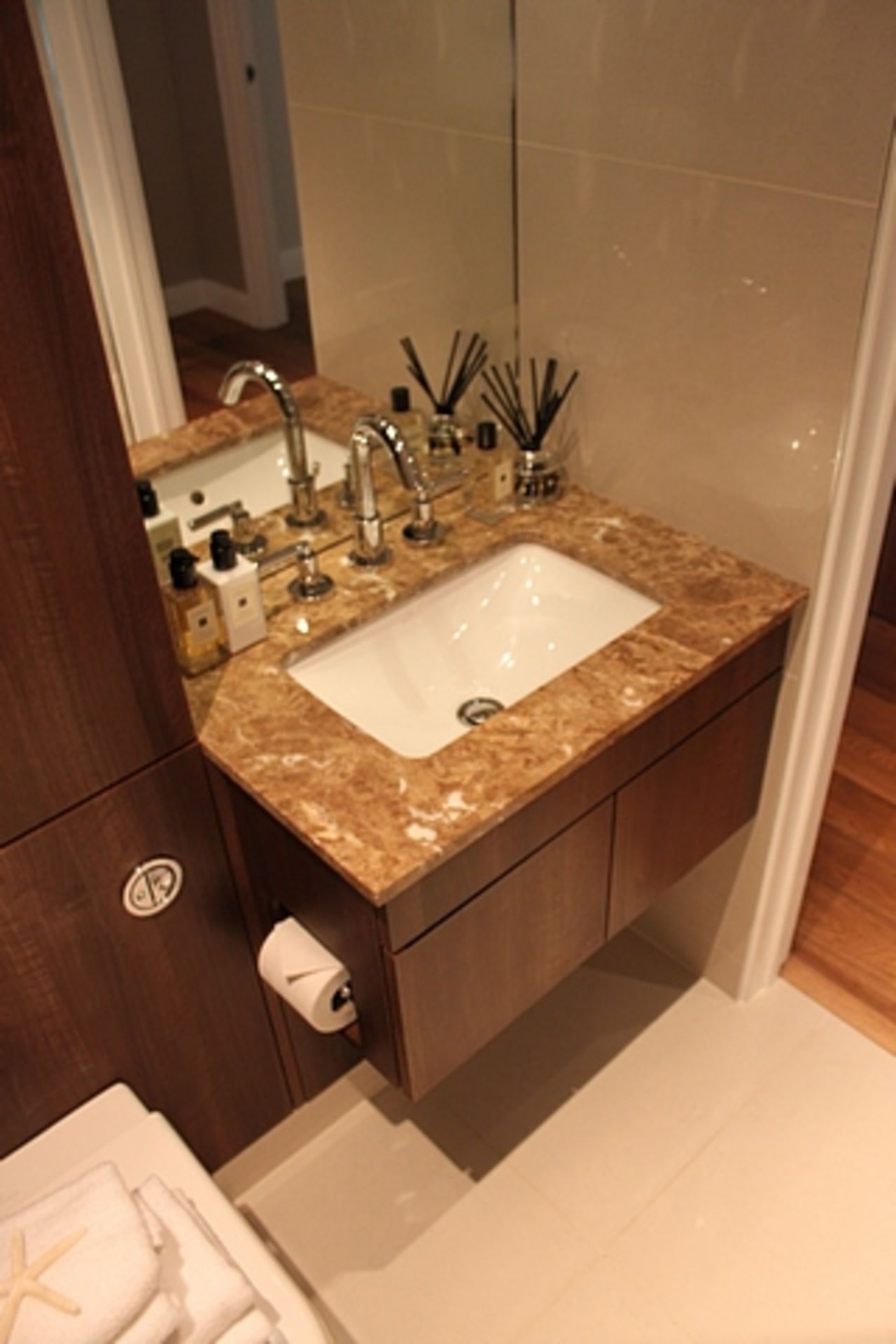 A Villeroy & Boch bathroom suite comprising of bath stone basin and vanity, WC pan and fittings - Image 4 of 5